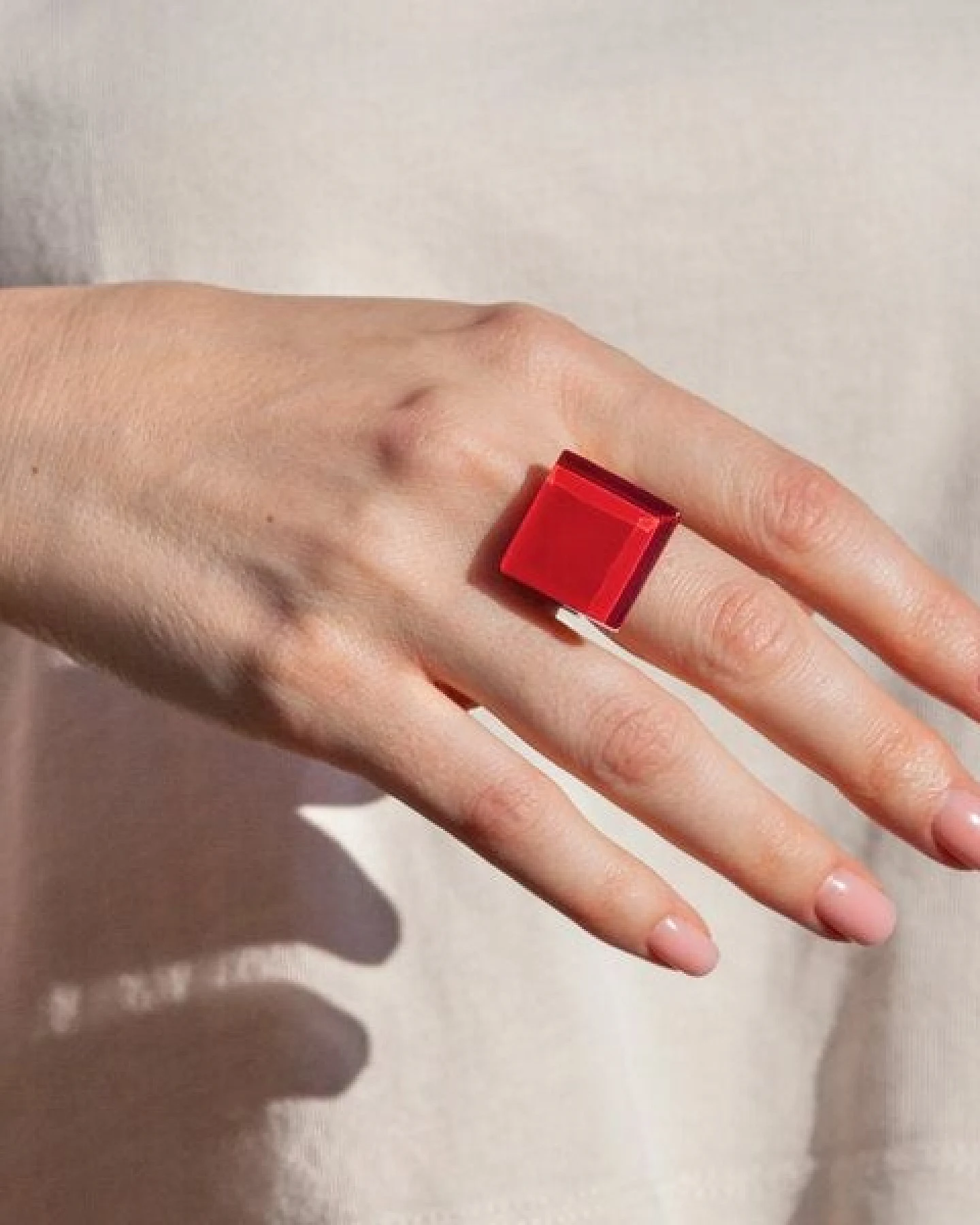 ALEXASCHA Geometrischer Statement Ring aus Glas – Ansicht 2