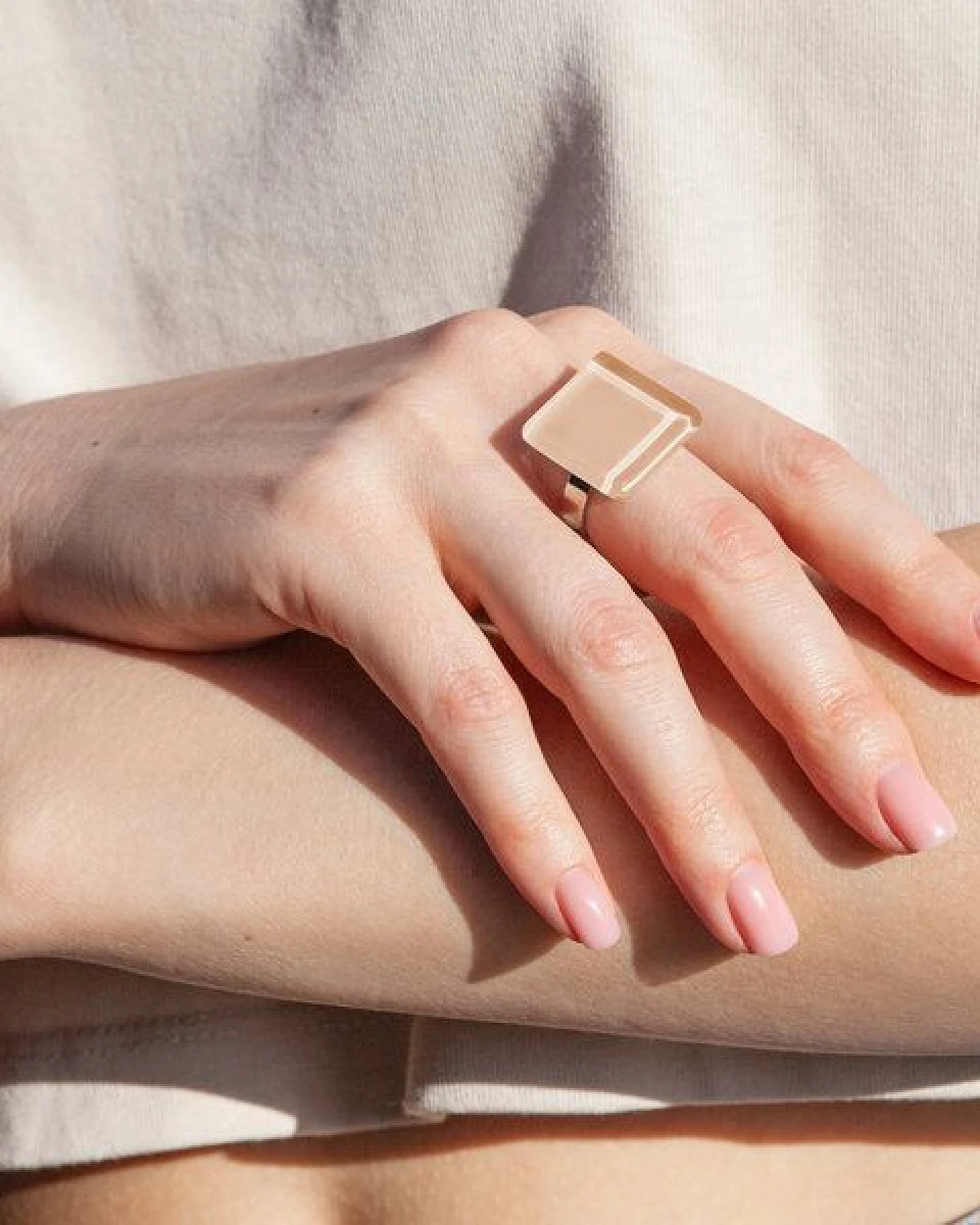 ALEXASCHA Geometrischer Statement Ring aus Glas – Ansicht 2