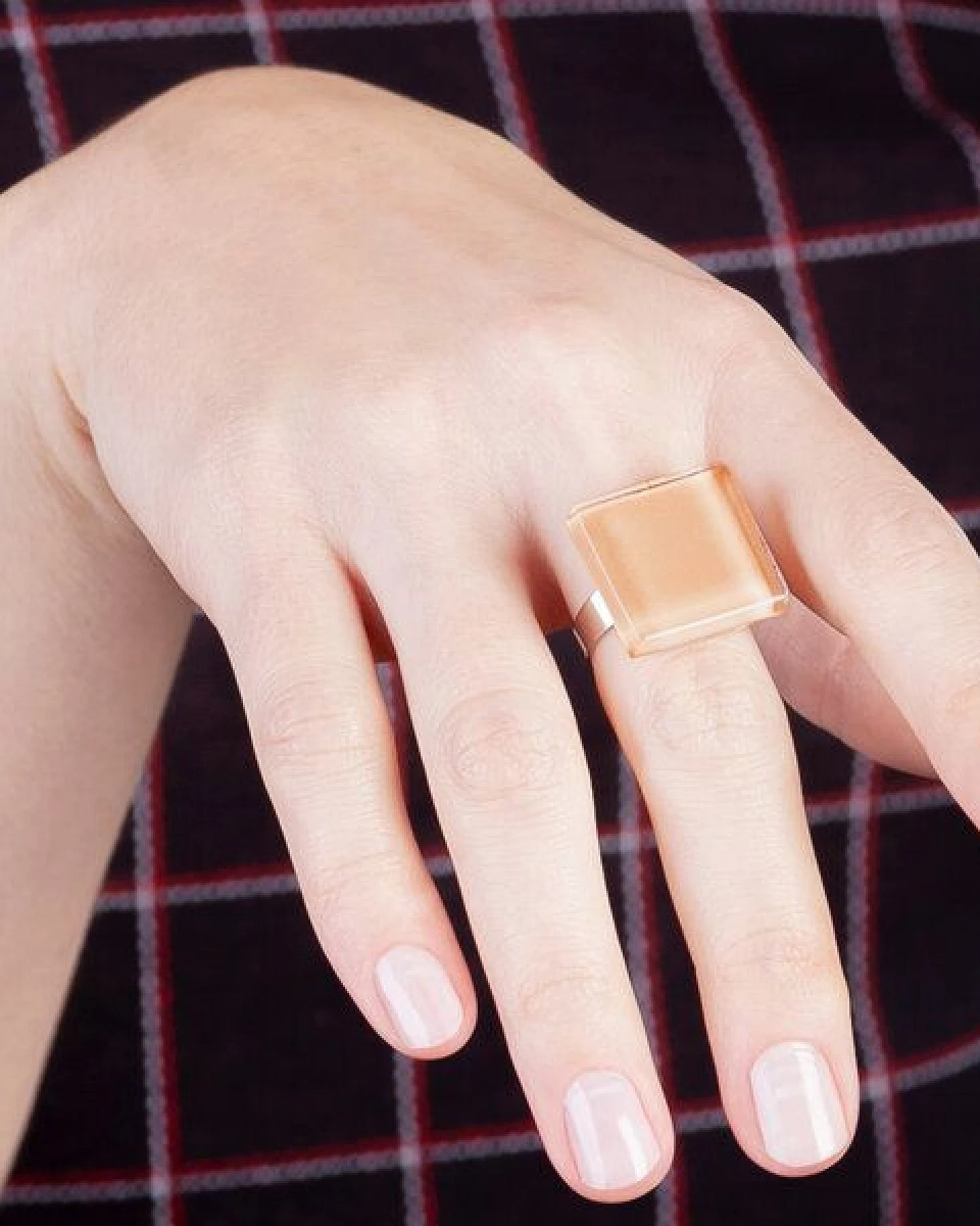 ALEXASCHA Geometrischer Statement Ring aus Glas – Ansicht 3
