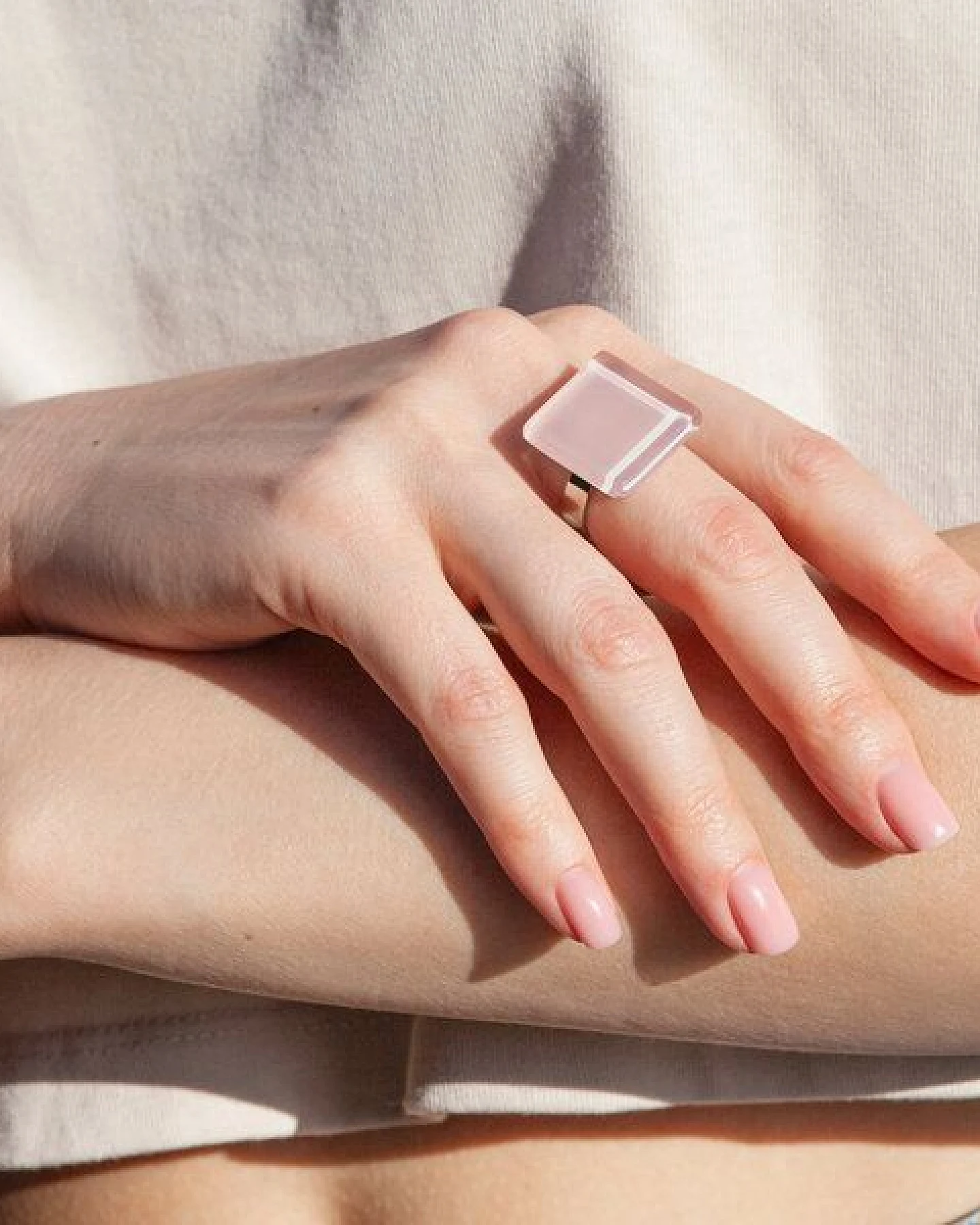 ALEXASCHA Geometrischer Statement Ring aus Glas – Ansicht 2