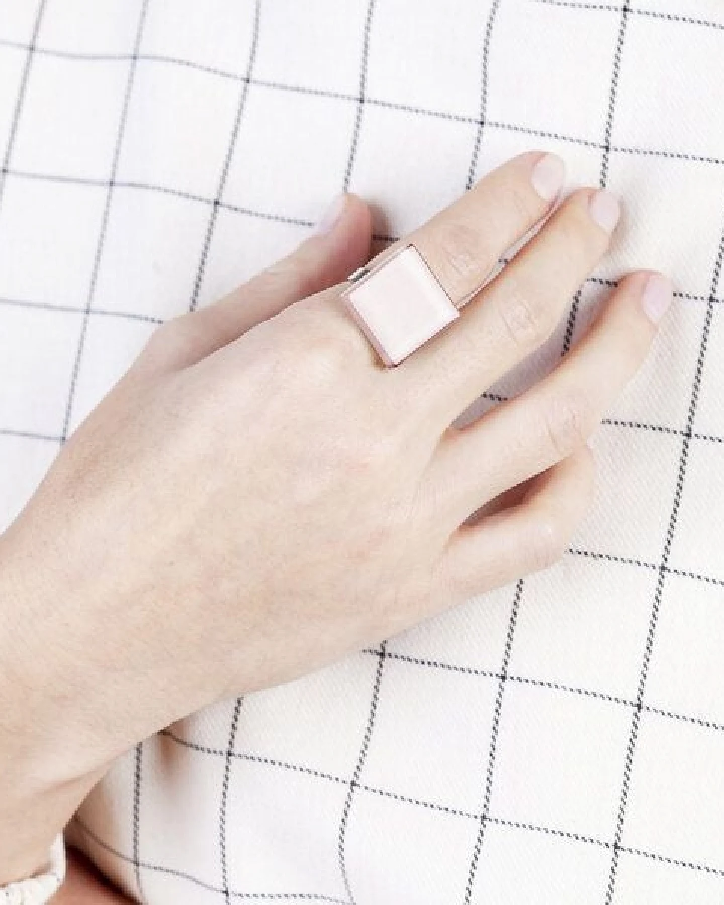 ALEXASCHA Geometrischer Statement Ring aus Glas – Ansicht 3