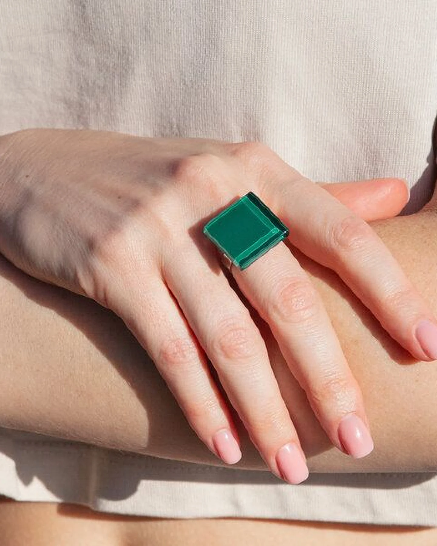 ALEXASCHA Geometrischer Statement Ring aus Glas – Ansicht 2