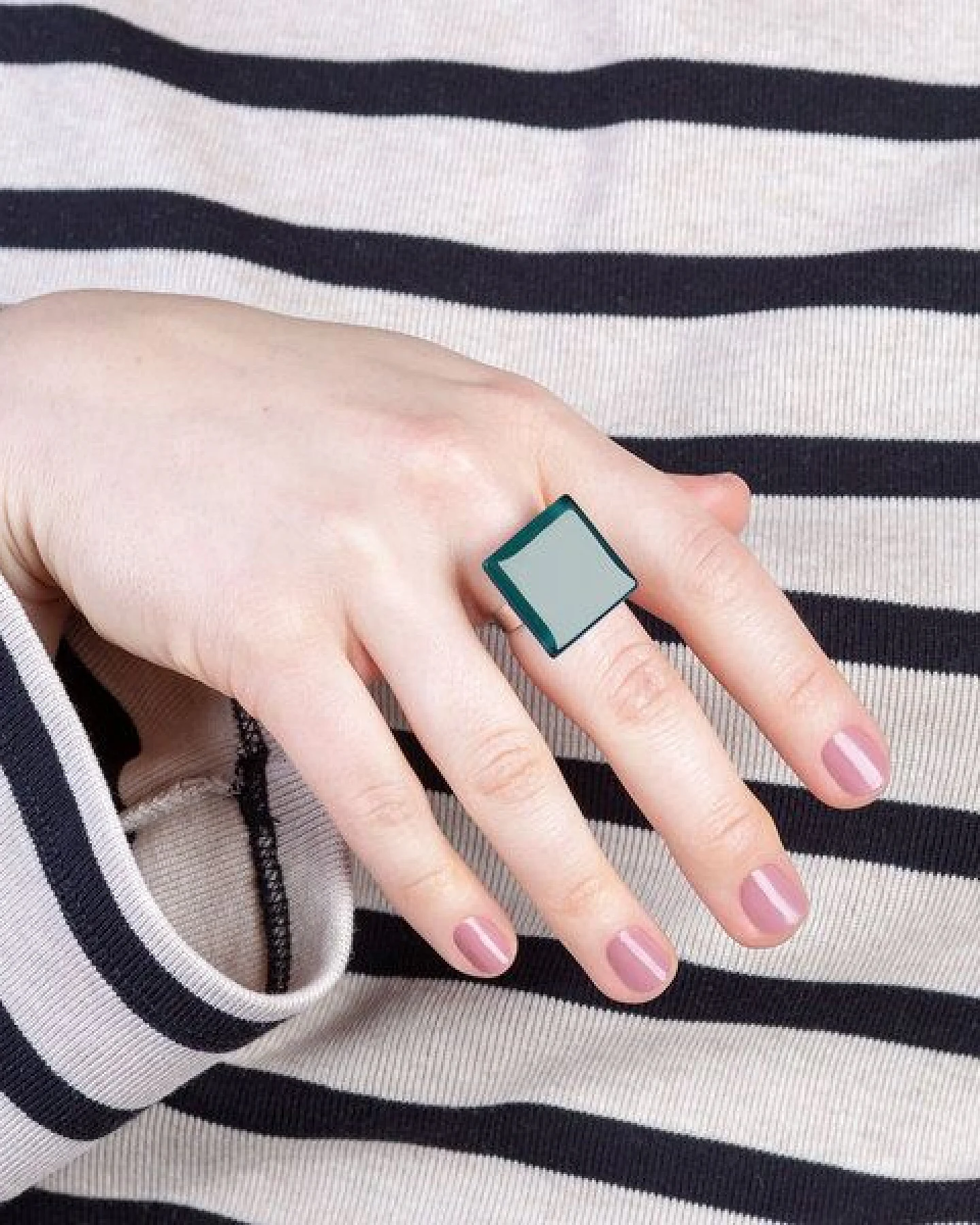 ALEXASCHA Geometrischer Statement Ring aus Glas – Ansicht 3