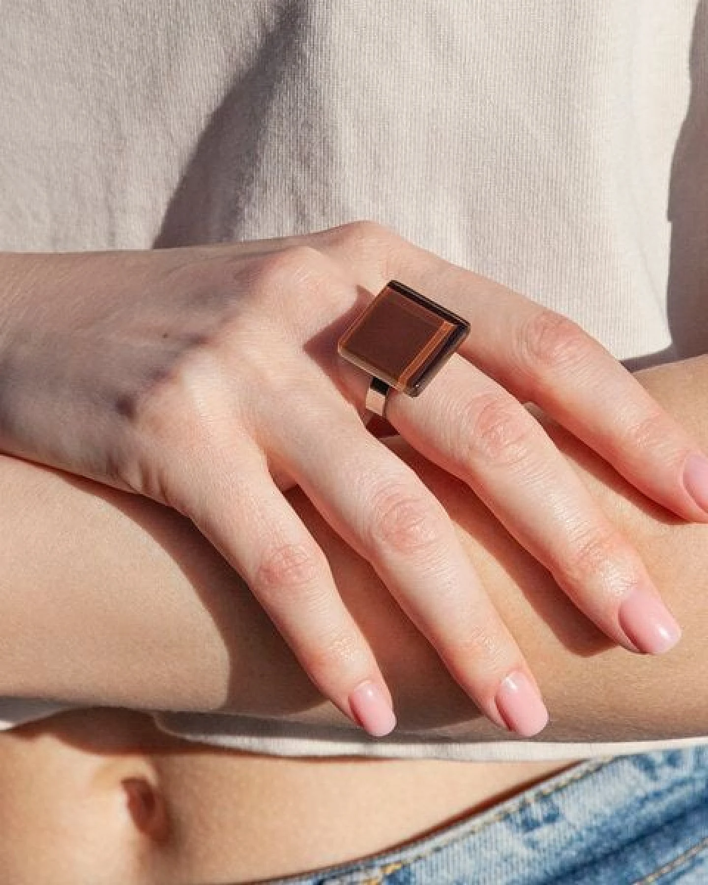 ALEXASCHA Geometrischer Statement Ring aus Glas – Ansicht 2