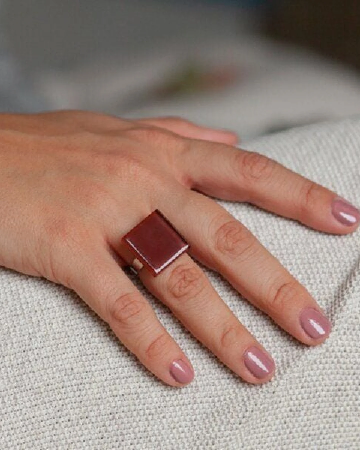 ALEXASCHA Geometrischer Statement Ring aus Glas – Ansicht 3