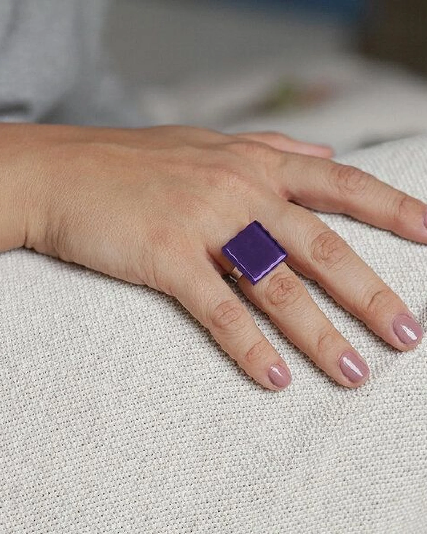 ALEXASCHA Geometrischer Statement Ring aus Glas – Ansicht 2