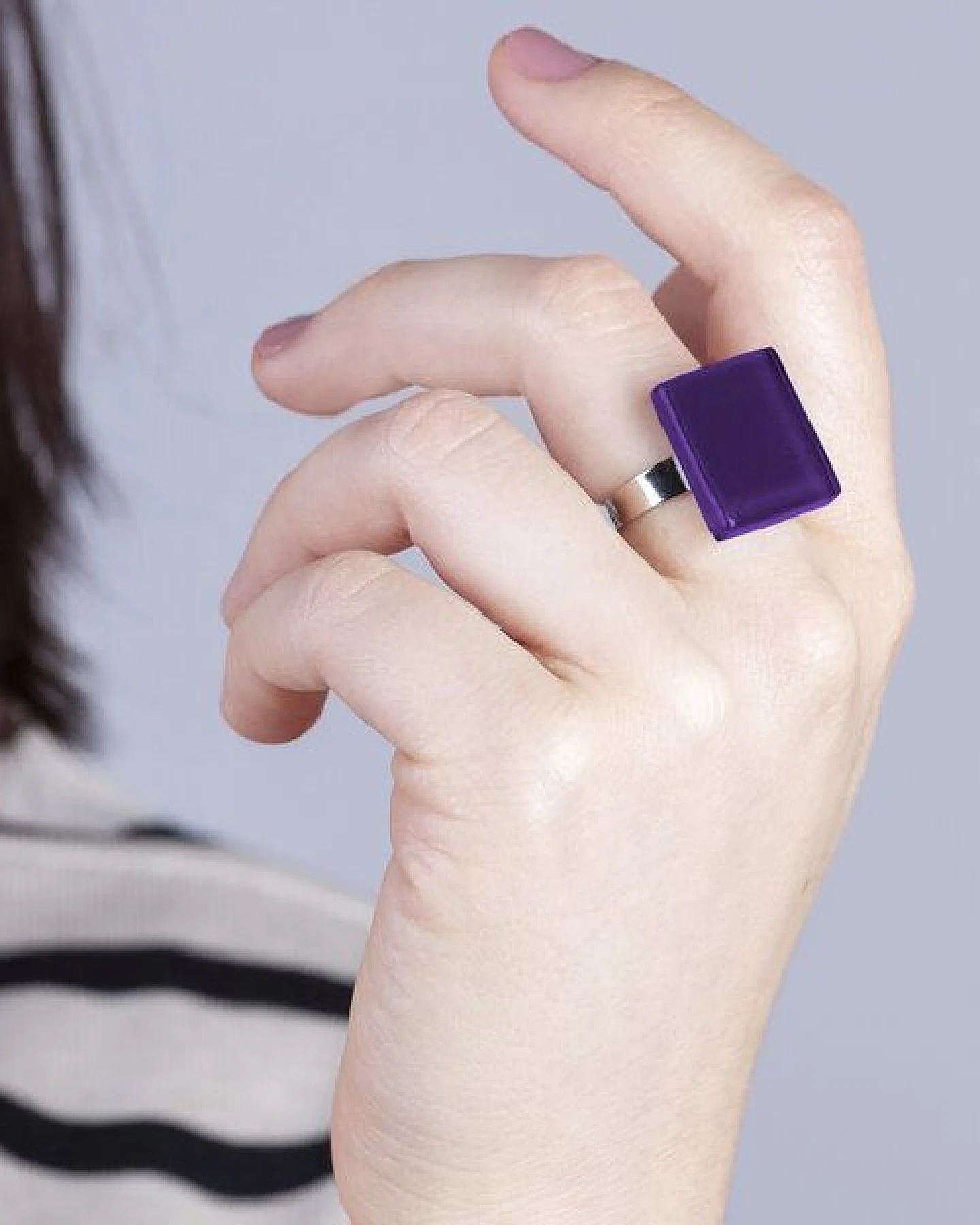 ALEXASCHA Geometrischer Statement Ring aus Glas – Ansicht 3