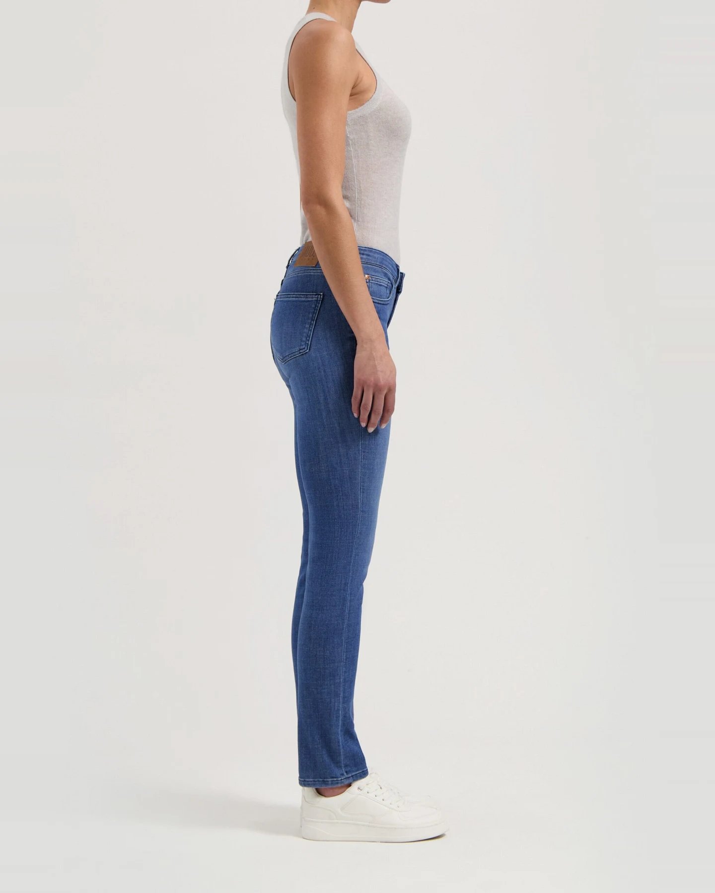 MUD Jeans Damen vegan Jeans Low Slim Faye Authentic Indigo – Ansicht 2