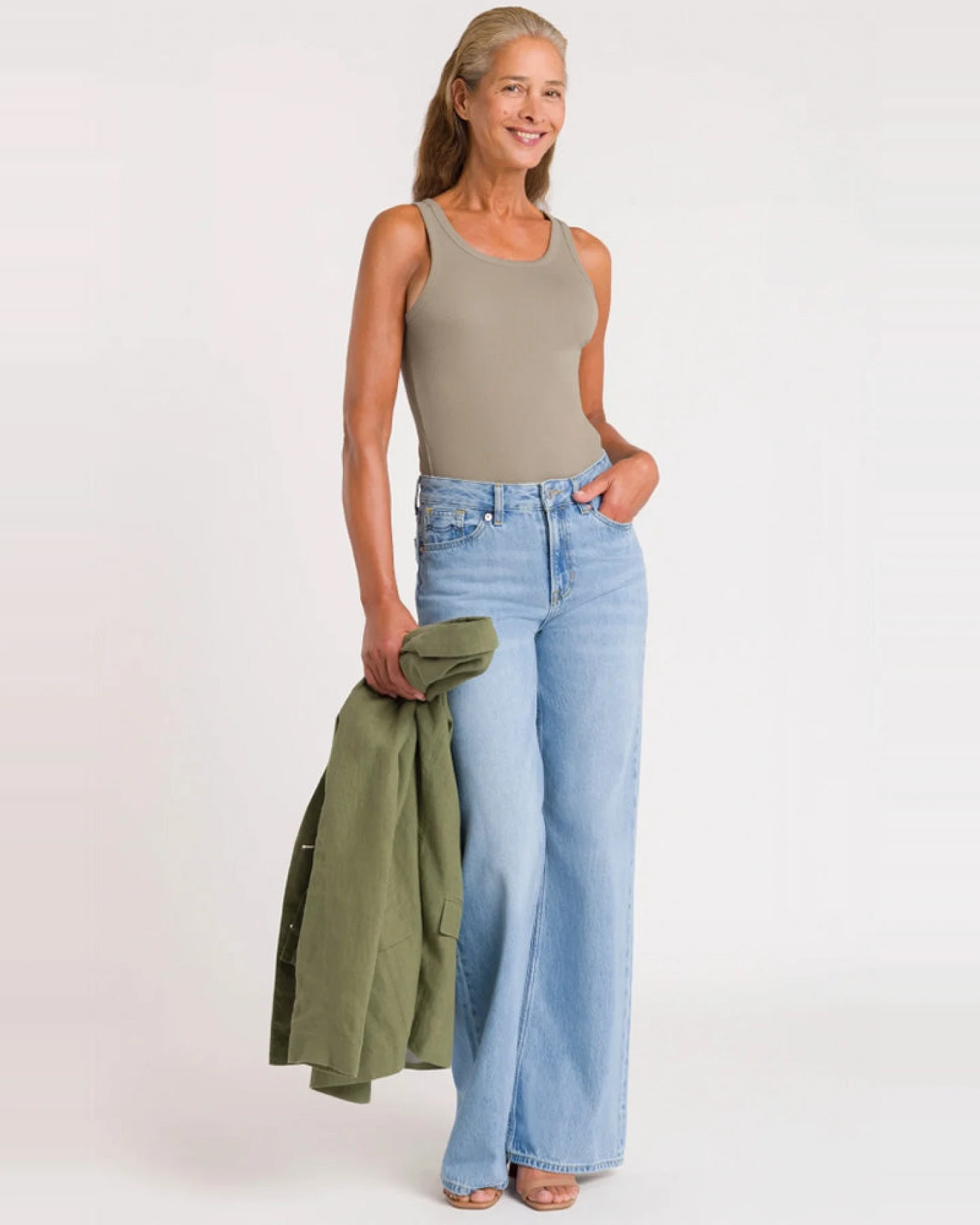 Kings of Indigo Damen vegan Jeans Jane Relaxed Flare Blau – Ansicht 2