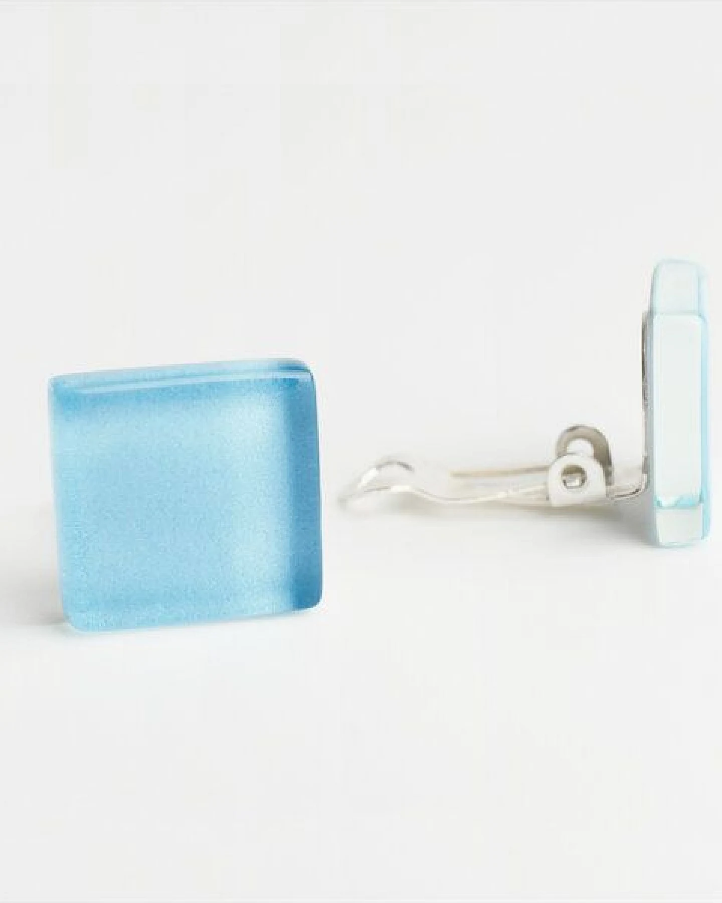 ALEXASCHA Minimalistische Ohrclips aus Glas – Ansicht 2