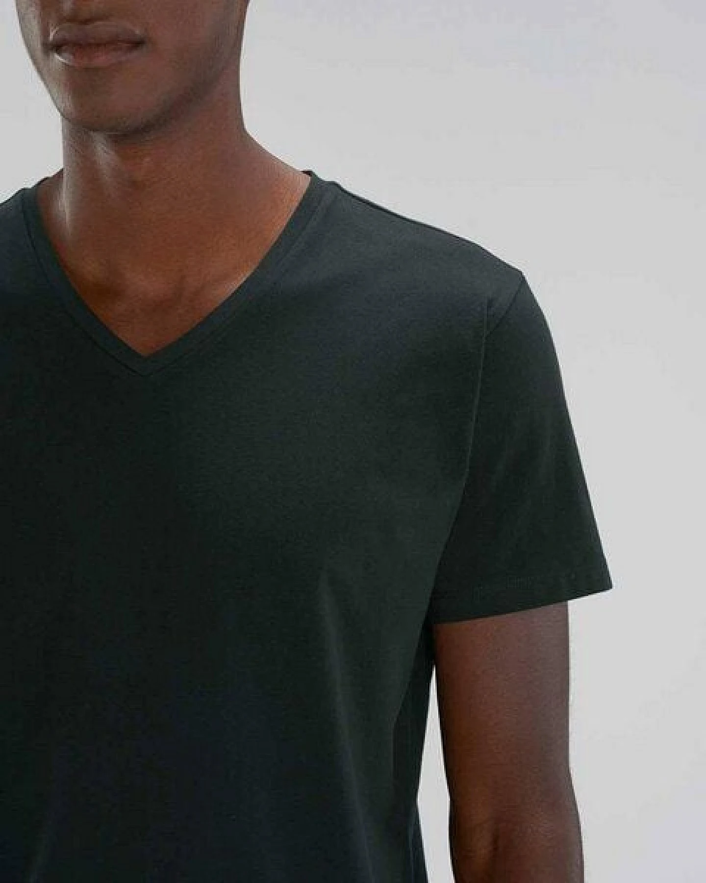 YTWOO Männer Bio T-Shirt mit V-Ausschnitt, nachhaltig & fair hergestellt – Ansicht 2