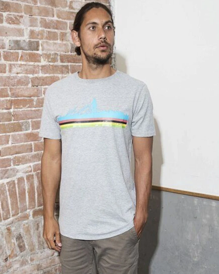 The Driftwood Tales Rundhals Tshirt mit Weltmeister im Radfahren