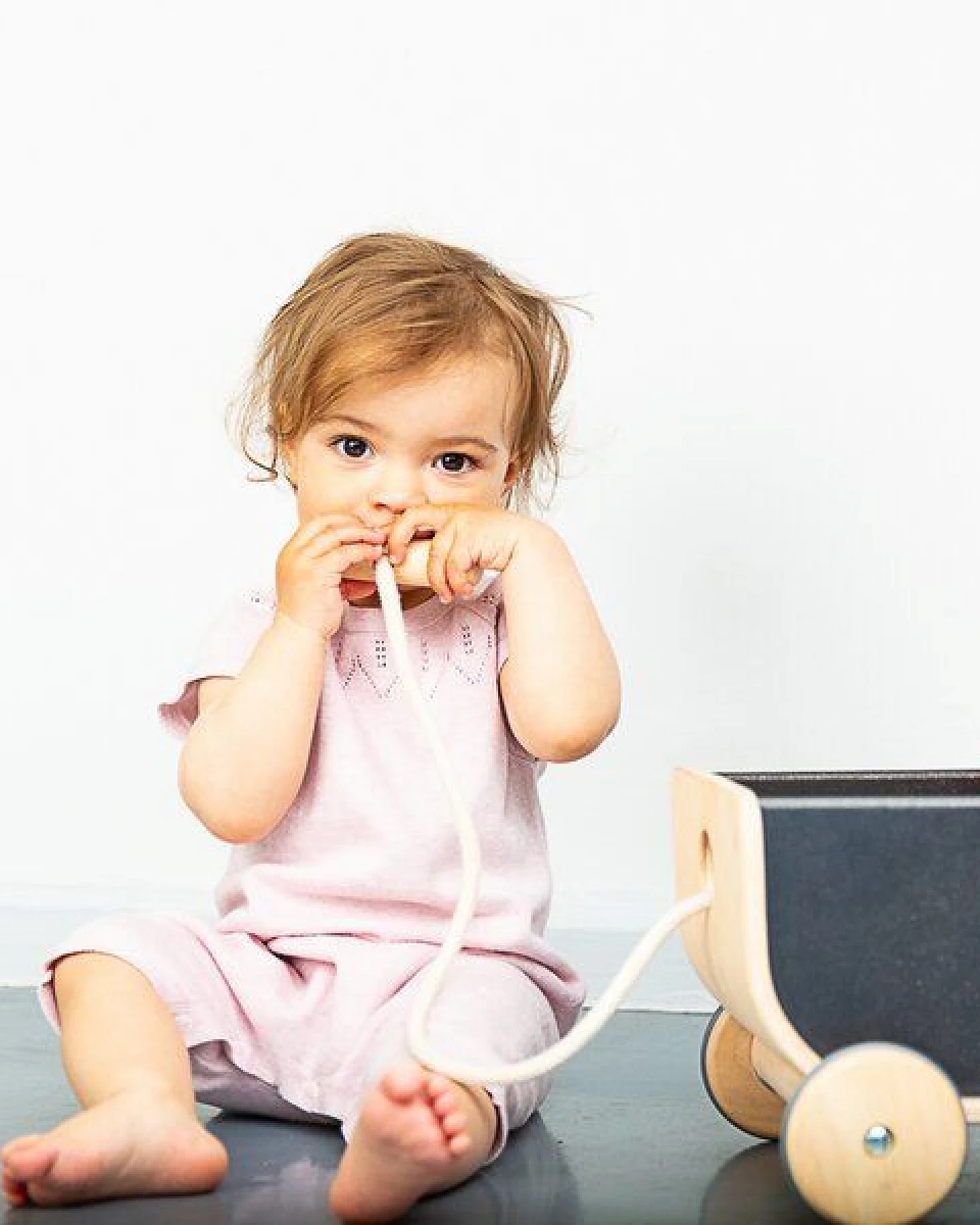 Sense Organics & friends in cooperation with GARY MASH Kurzer Baby Strickanzug in rosa – Ansicht 2