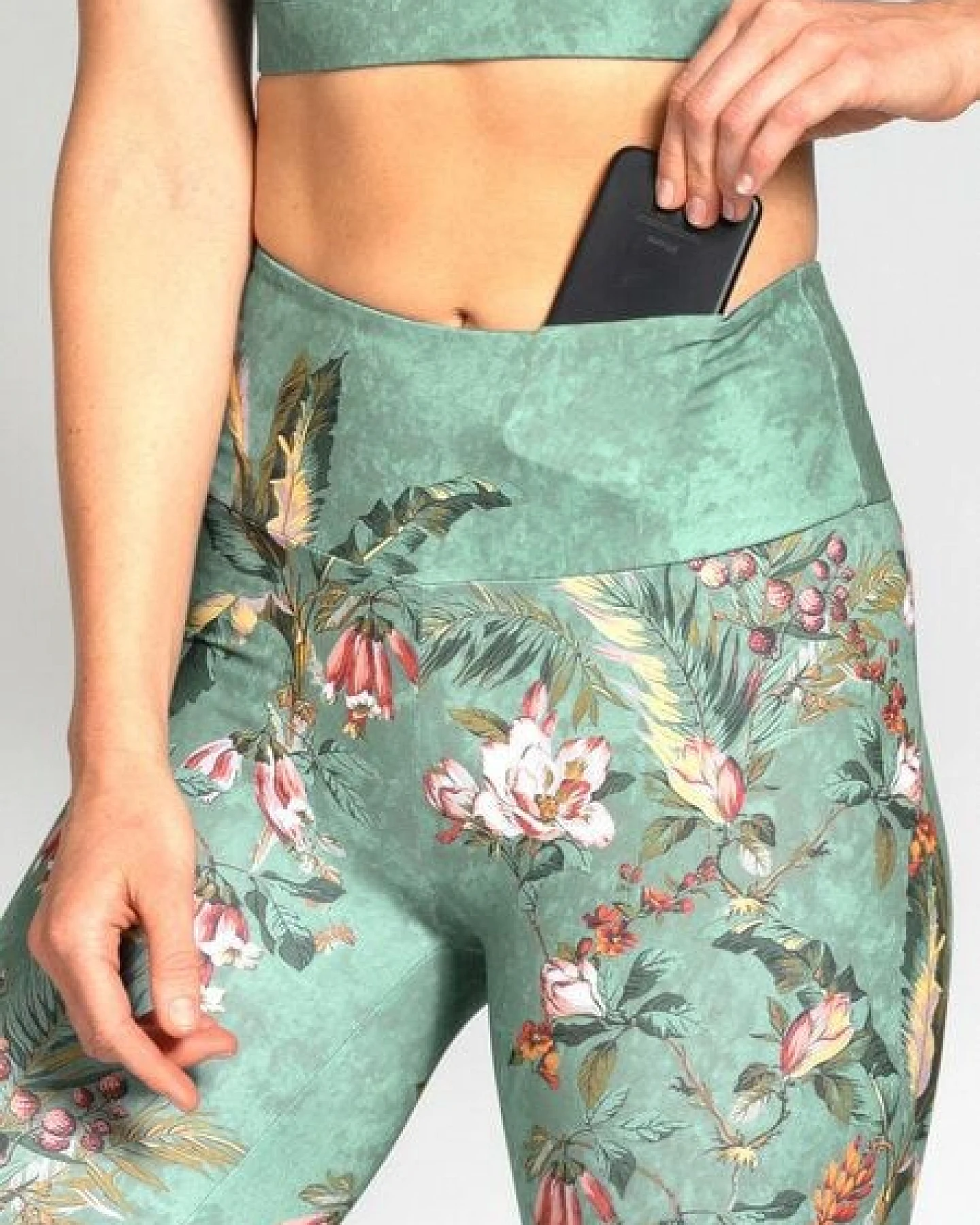 Magadi Yoga Leggings SECRET GARDEN aus Komfort-Stretch mit Tasche – Ansicht 3