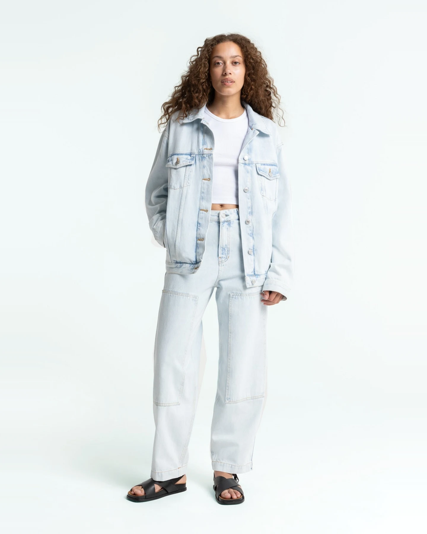 Kings of Indigo Damen vegan Jeans Unisex Leyda Chase Super Light Marble Blue – Ansicht 2