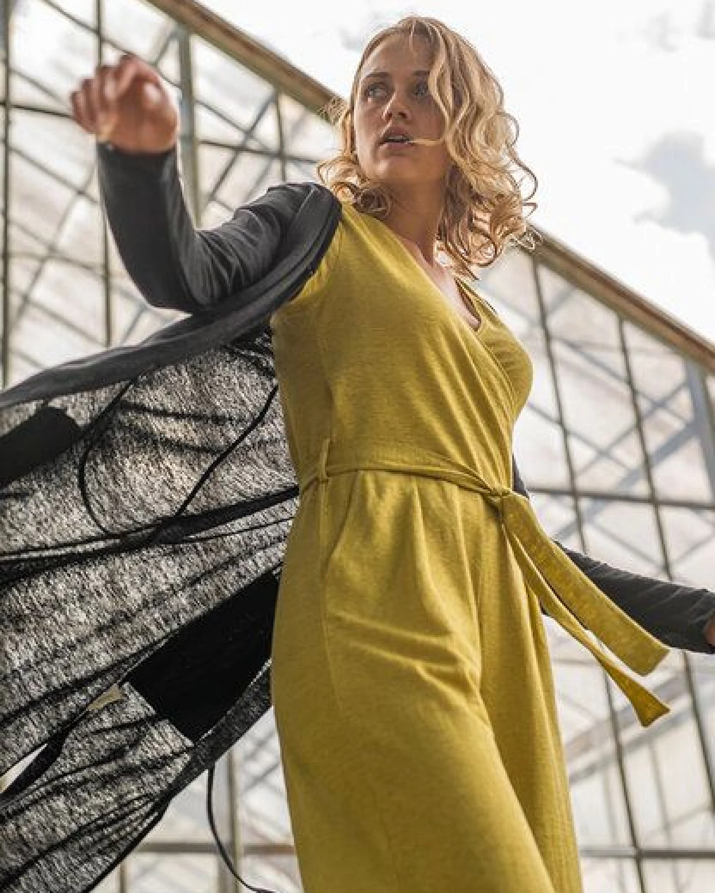 Alma & Lovis Leinen-Strickmantel mit Bindegürtel – Ansicht 2