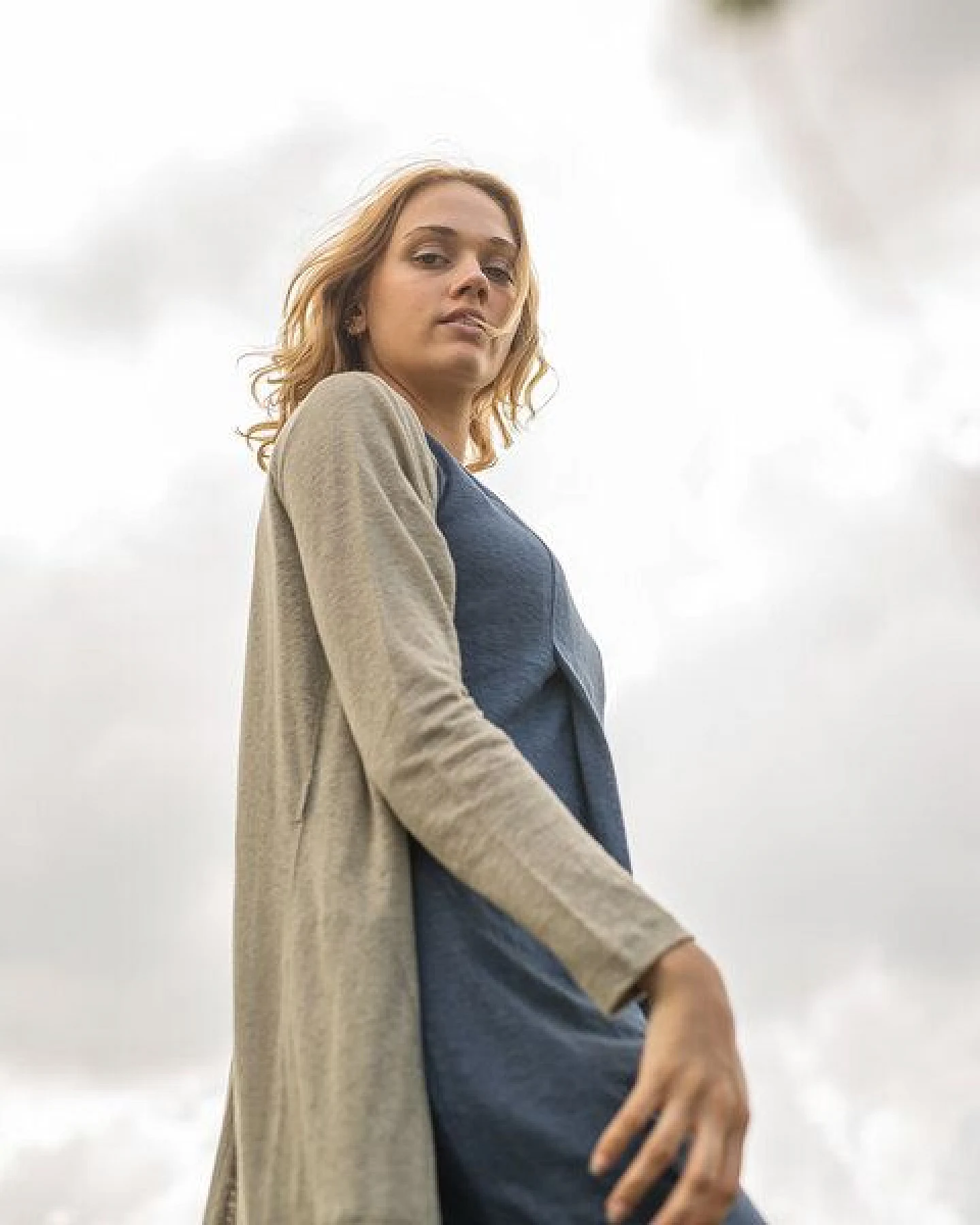 Alma & Lovis Leinen-Strickmantel mit Bindegürtel – Ansicht 2