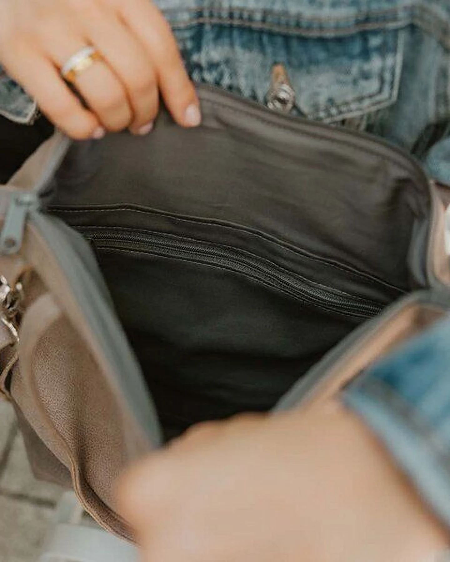 BOWLEANIES TASCHEN Shopper & Umhängetasche aus Lederfaserstoff mit Reißverschluss – Ansicht 4