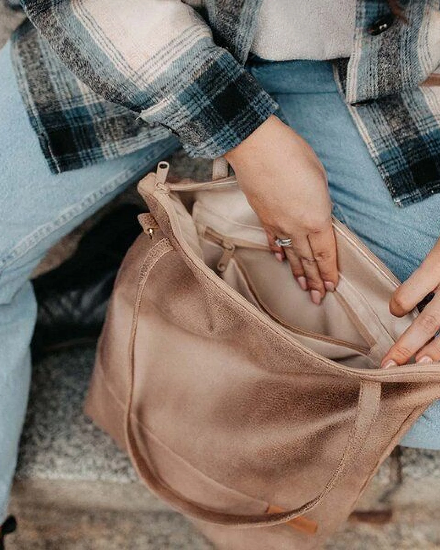 BOWLEANIES TASCHEN Shopper & Umhängetasche aus Lederfaserstoff mit Reißverschluss – Ansicht 2