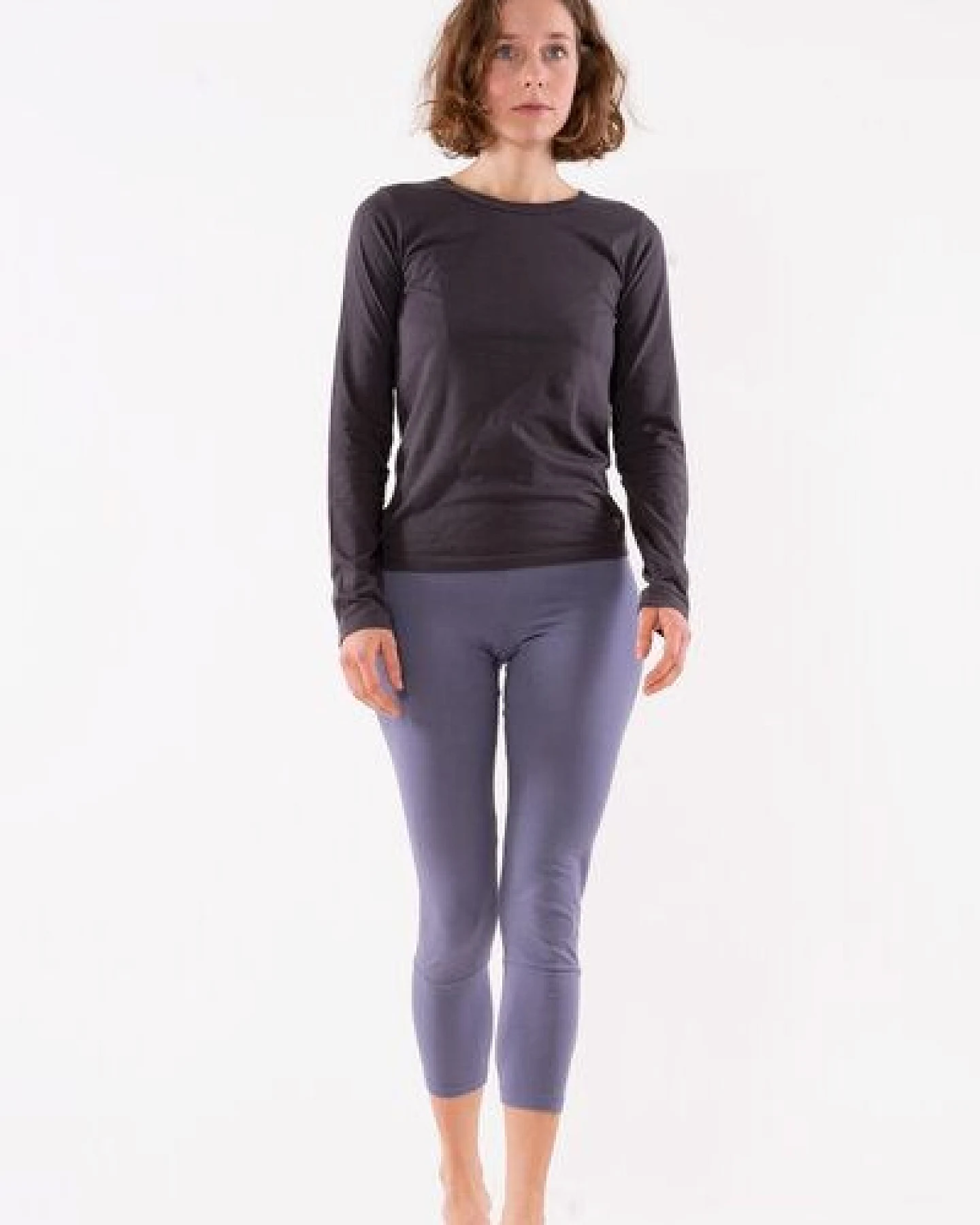YOIQI Einfarbiges Langarmshirt aus biologischer Baumwolle lässiger taillierter Schnitt – Ansicht 2