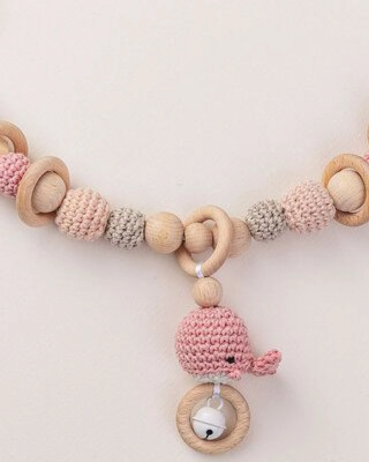 NoniKids Berlin Kinderwagenkette Holz *Amigurumi Wal Rassel* 3 Farben – Ansicht 2