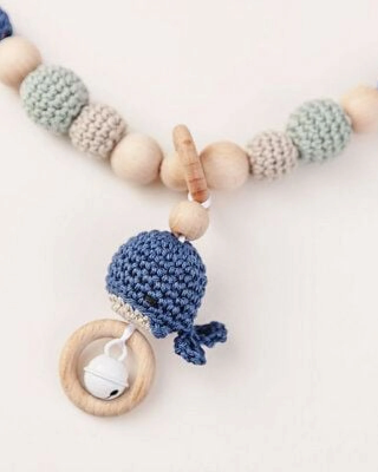 NoniKids Berlin Kinderwagenkette Holz *Amigurumi Wal Rassel* 3 Farben – Ansicht 3