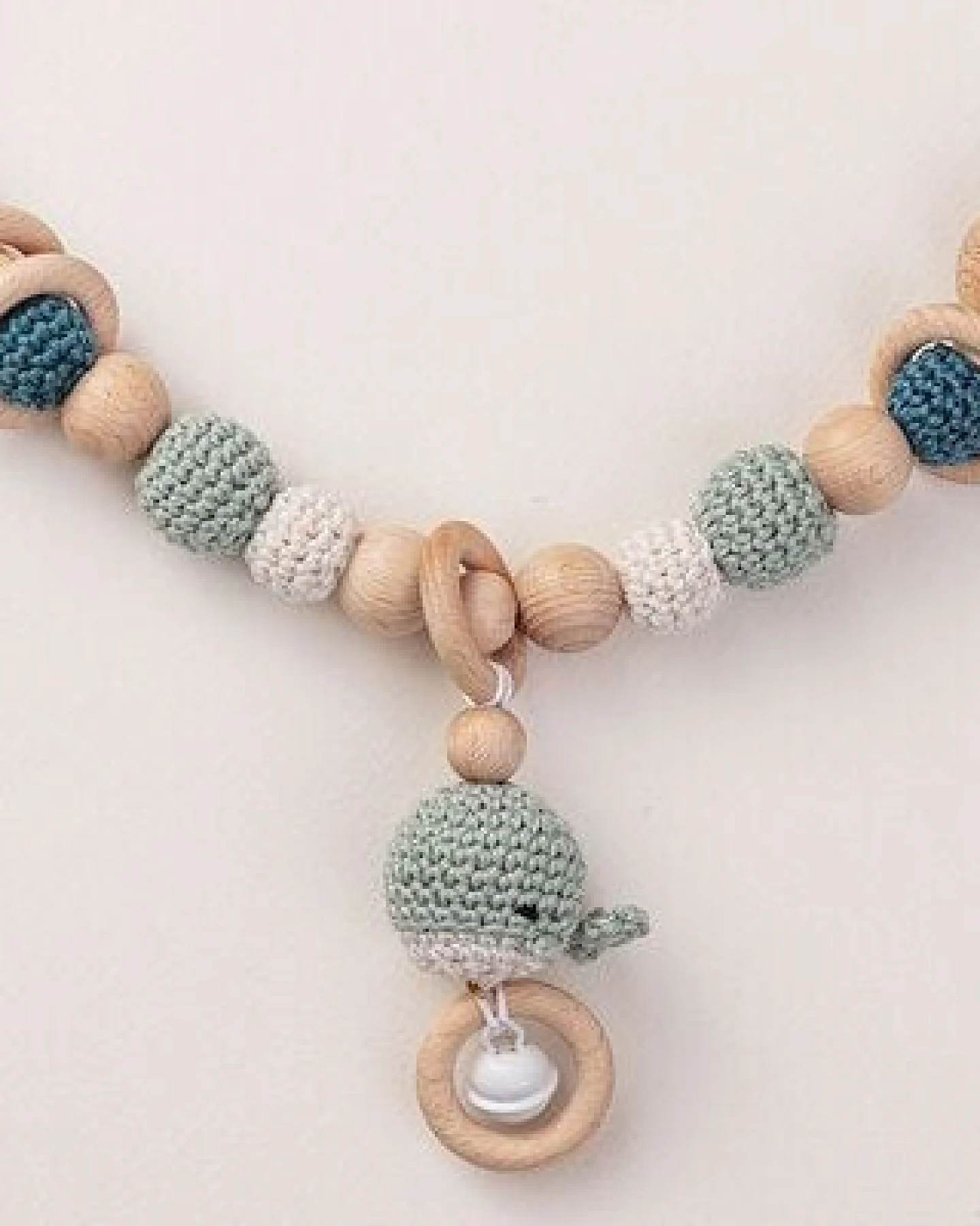 NoniKids Berlin Kinderwagenkette Holz *Amigurumi Wal Rassel* 3 Farben – Ansicht 2