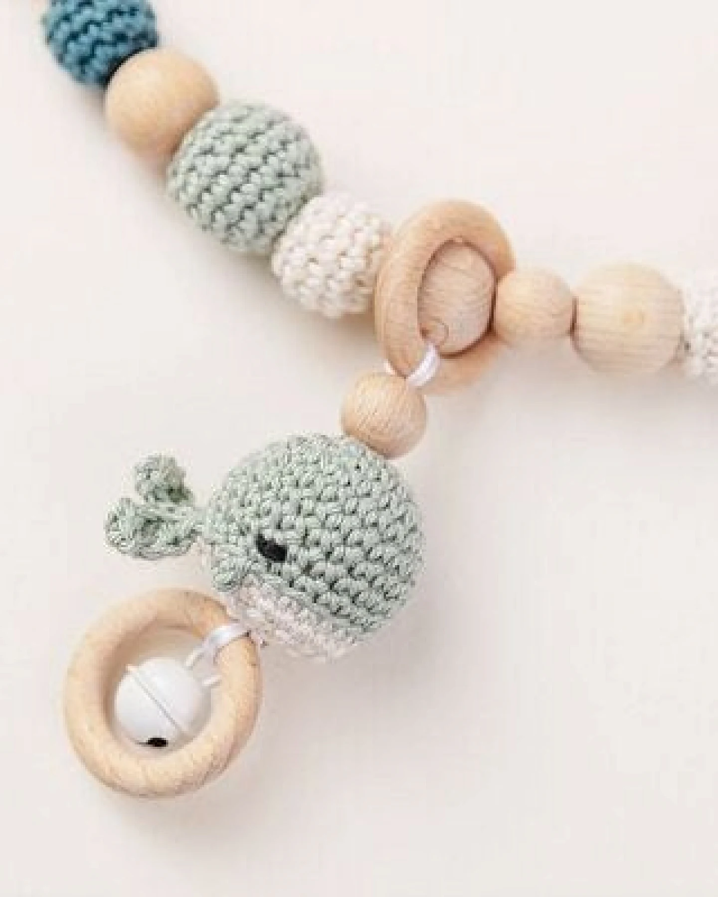 NoniKids Berlin Kinderwagenkette Holz *Amigurumi Wal Rassel* 3 Farben – Ansicht 3
