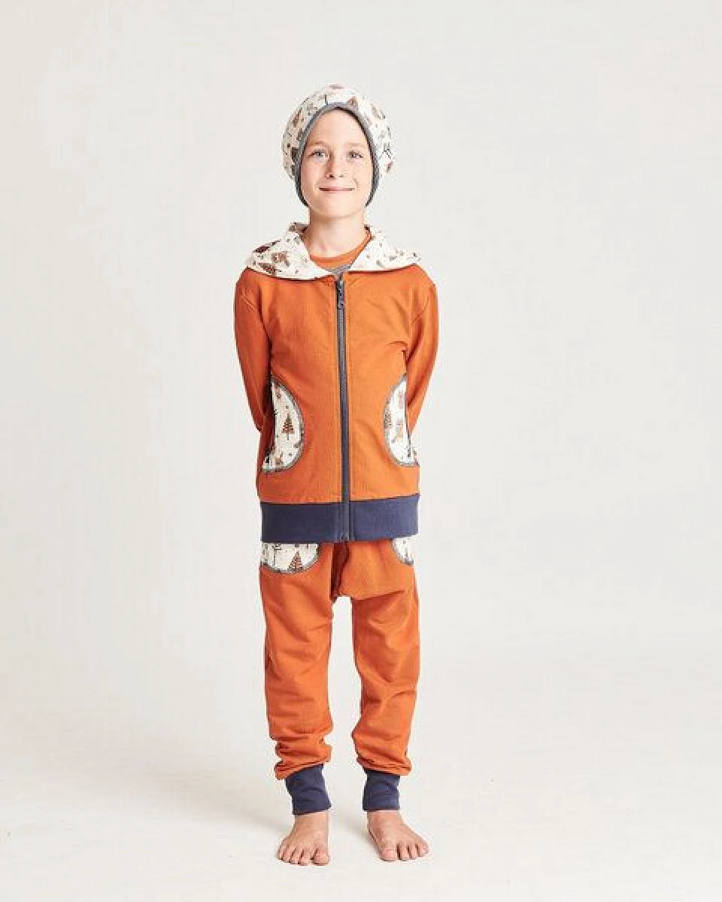 Cheeky Apple Kapuzenjacke aus Bio-Baumwolle "Summersweat Kupferbraun/Paper Gang" – Ansicht 4
