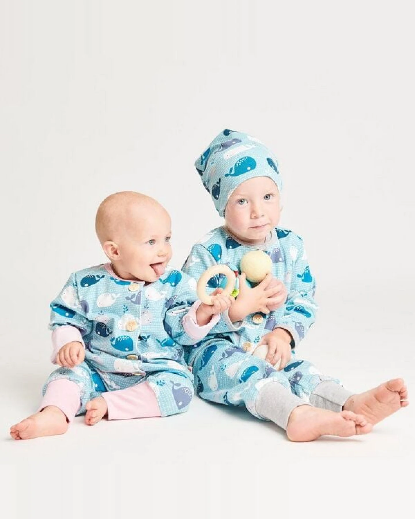 Cheeky Apple Gefüttertes Jäckchen aus Bio-Baumwolle "Wale" Blau/Hellblau/Zartrosa – Ansicht 4