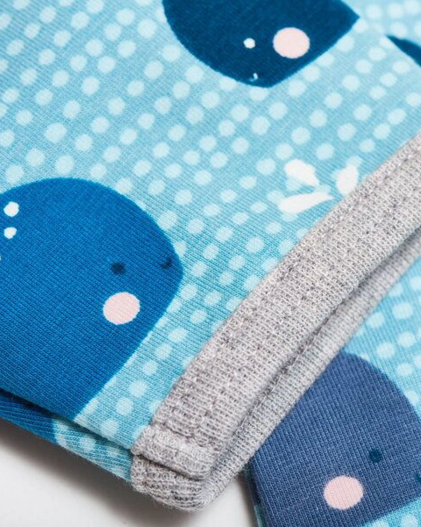 Cheeky Apple Gefüttertes Jäckchen aus Bio-Baumwolle "Wale" Blau/Hellblau/Zartrosa – Ansicht 3
