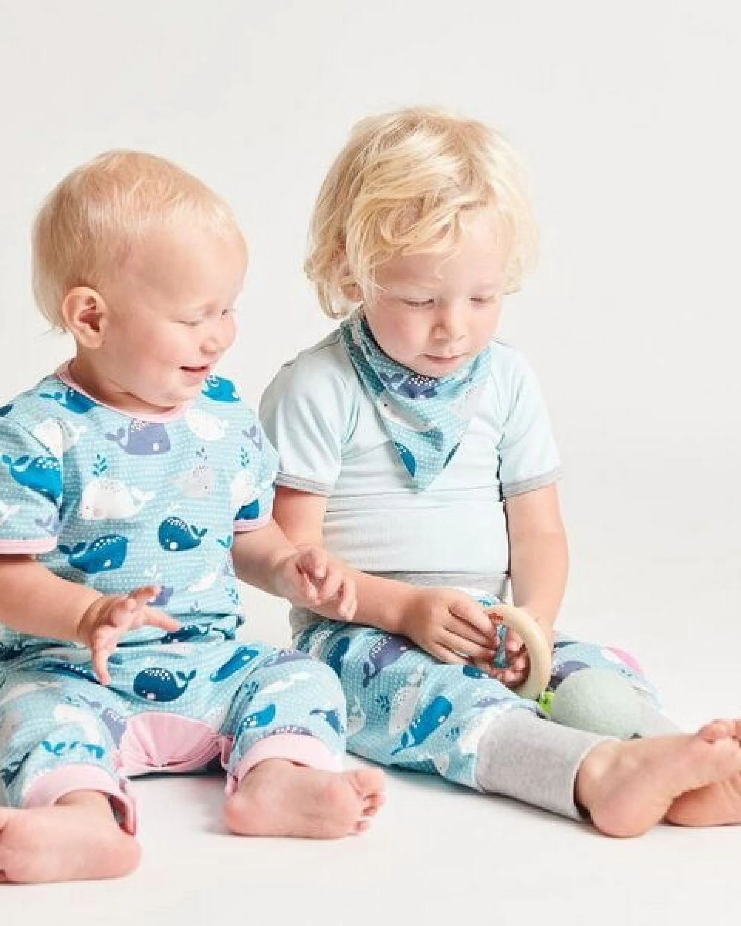 Cheeky Apple Lätzchen aus Bio-Baumwolle "Wale" Blau/Hellblau/Zartrosa – Ansicht 3