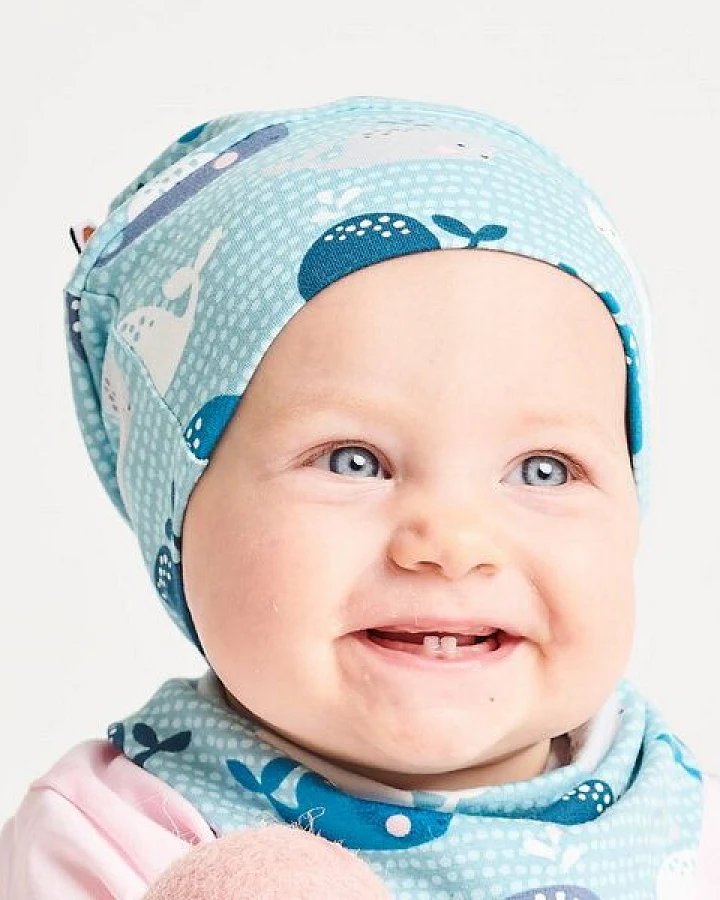 Cheeky Apple Gefütterte Baby-Haube aus Bio-Baumwolle "Wale" Blau/Hellblau/Zartrosa