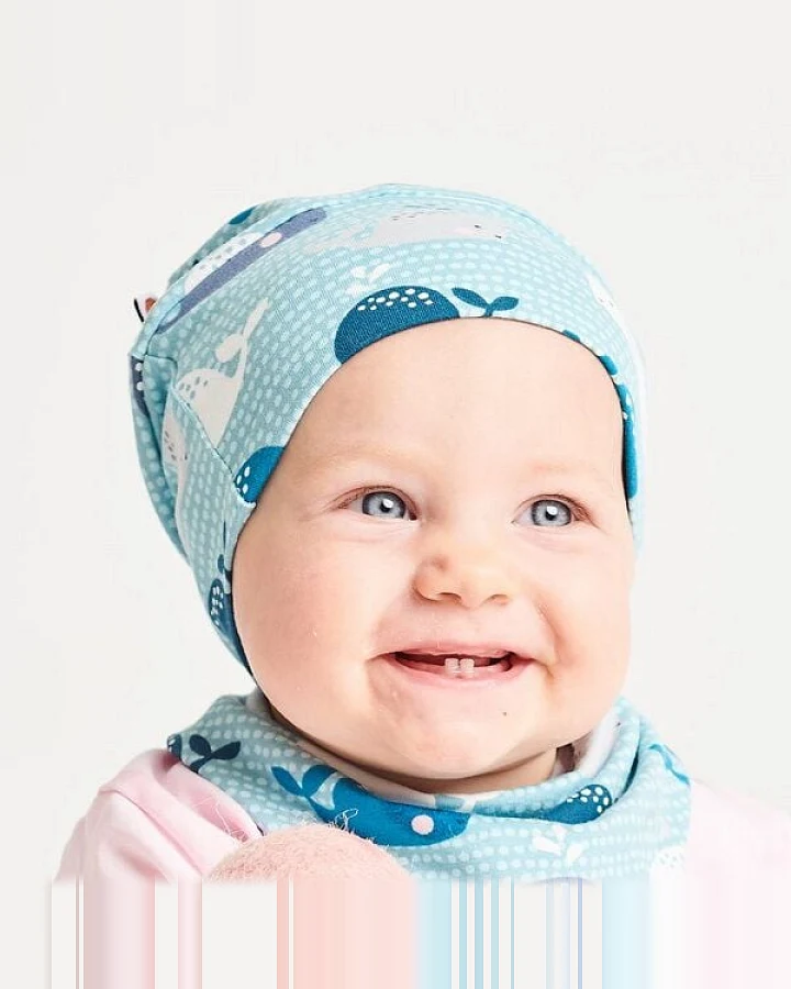 Cheeky Apple Gefütterte Baby-Haube aus Bio-Baumwolle "Wale" Blau/Hellblau/Zartrosa