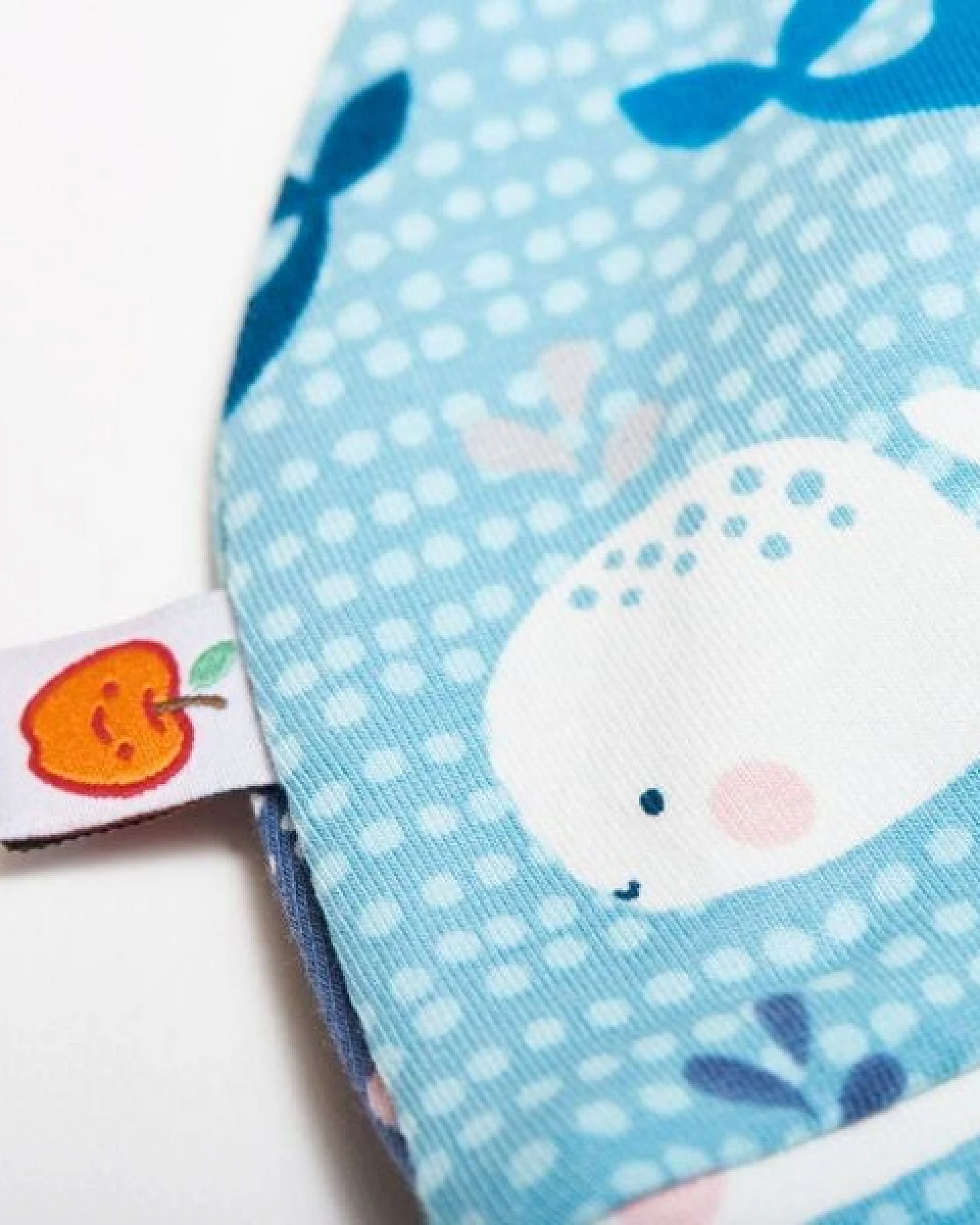 Cheeky Apple Gefütterte Baby-Haube aus Bio-Baumwolle "Wale" Blau/Hellblau/Zartrosa – Ansicht 3