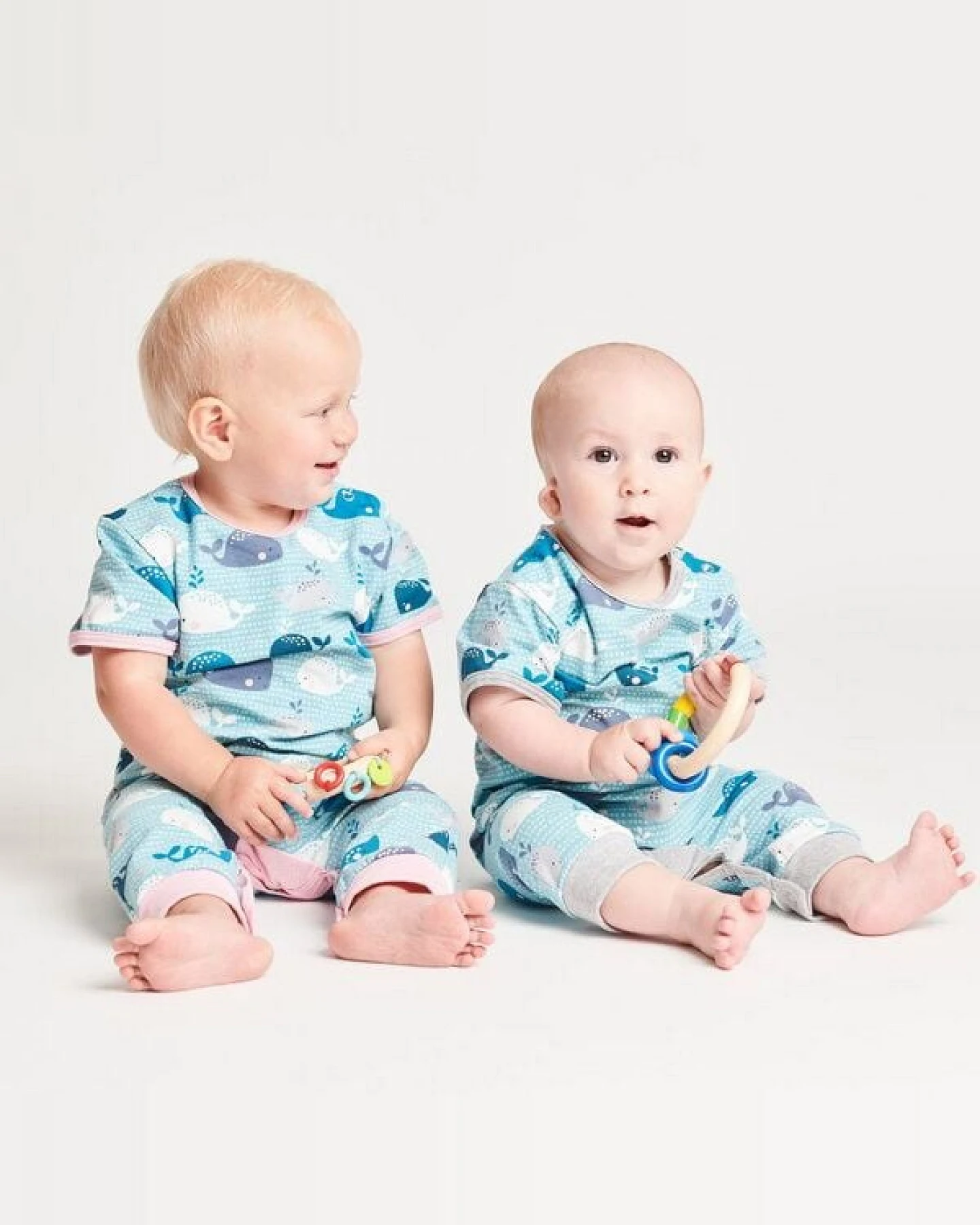 Cheeky Apple Kurzarm-Strampler aus Bio-Baumwolle "Wale" Blau/Grau/Zartrosa – Ansicht 4