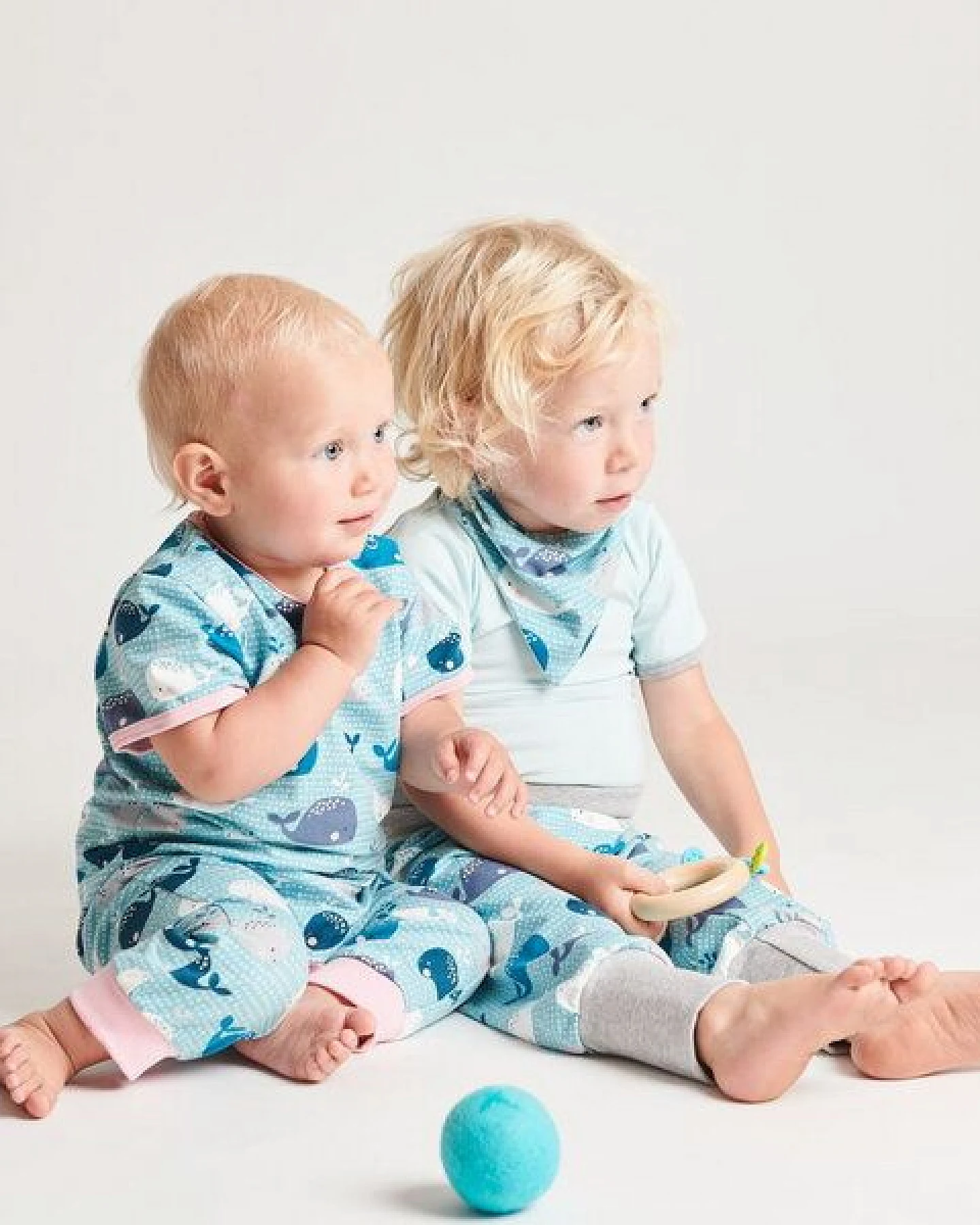 Cheeky Apple Kurzarm-Strampler aus Bio-Baumwolle "Wale" Blau/Grau/Zartrosa – Ansicht 4