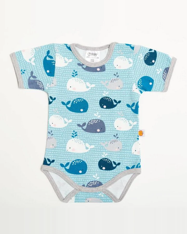 Cheeky Apple Kurzarm-Body aus Bio-Baumwolle "Wale" Blau/Rosa/Grau