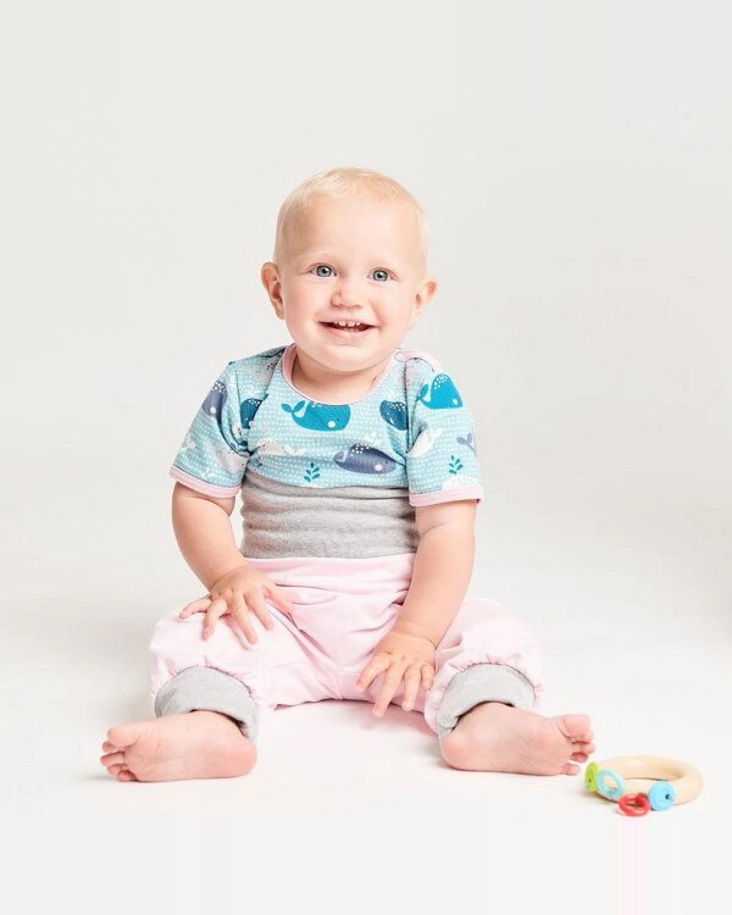 Cheeky Apple Kurzarm-Body aus Bio-Baumwolle "Wale" Blau/Rosa/Grau – Ansicht 4