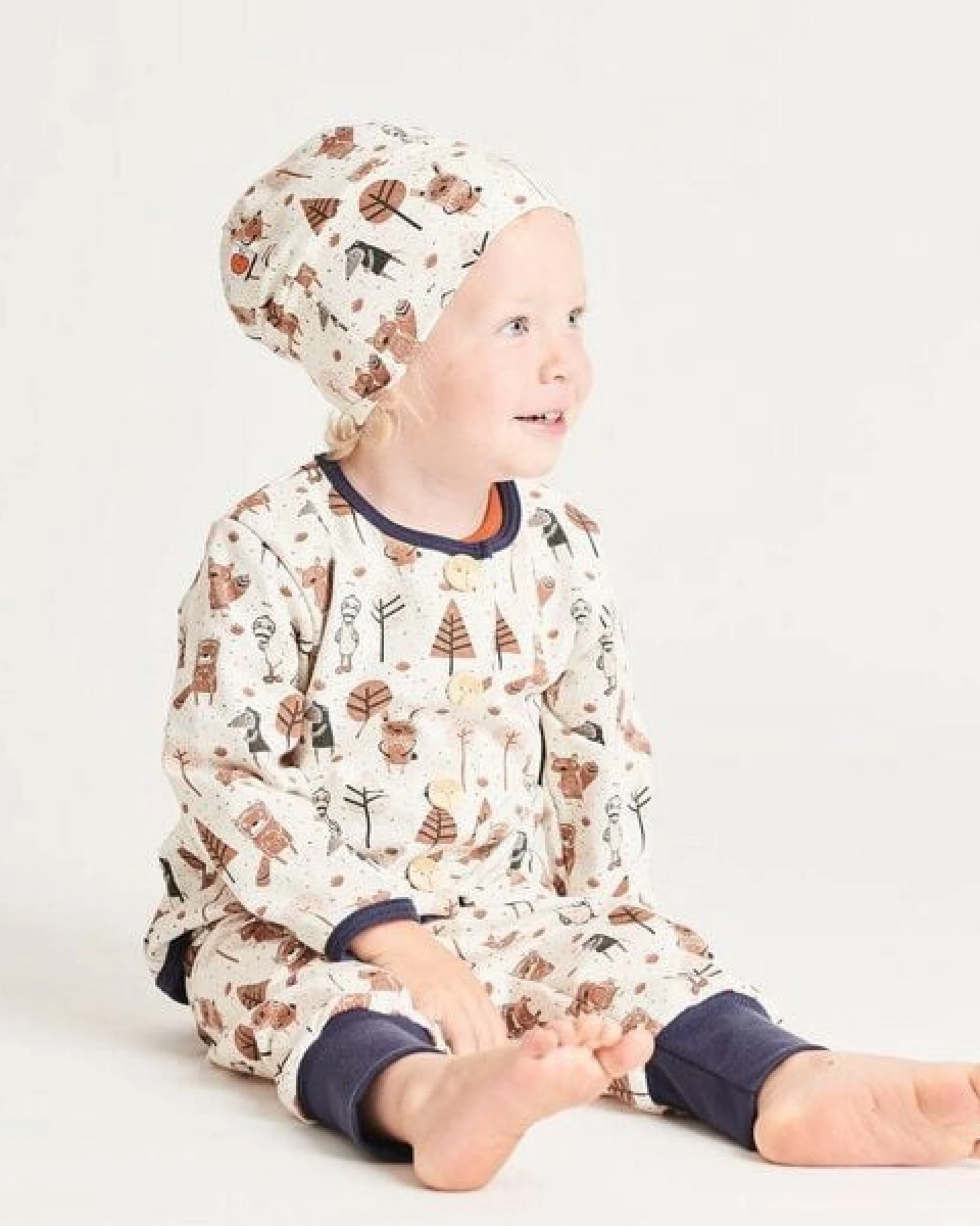 Cheeky Apple Gefütterte Baby-Haube aus Bio-Baumwolle "Paper Gang" Beige-meliert/Navy-Weiß Ringel – Ansicht 4