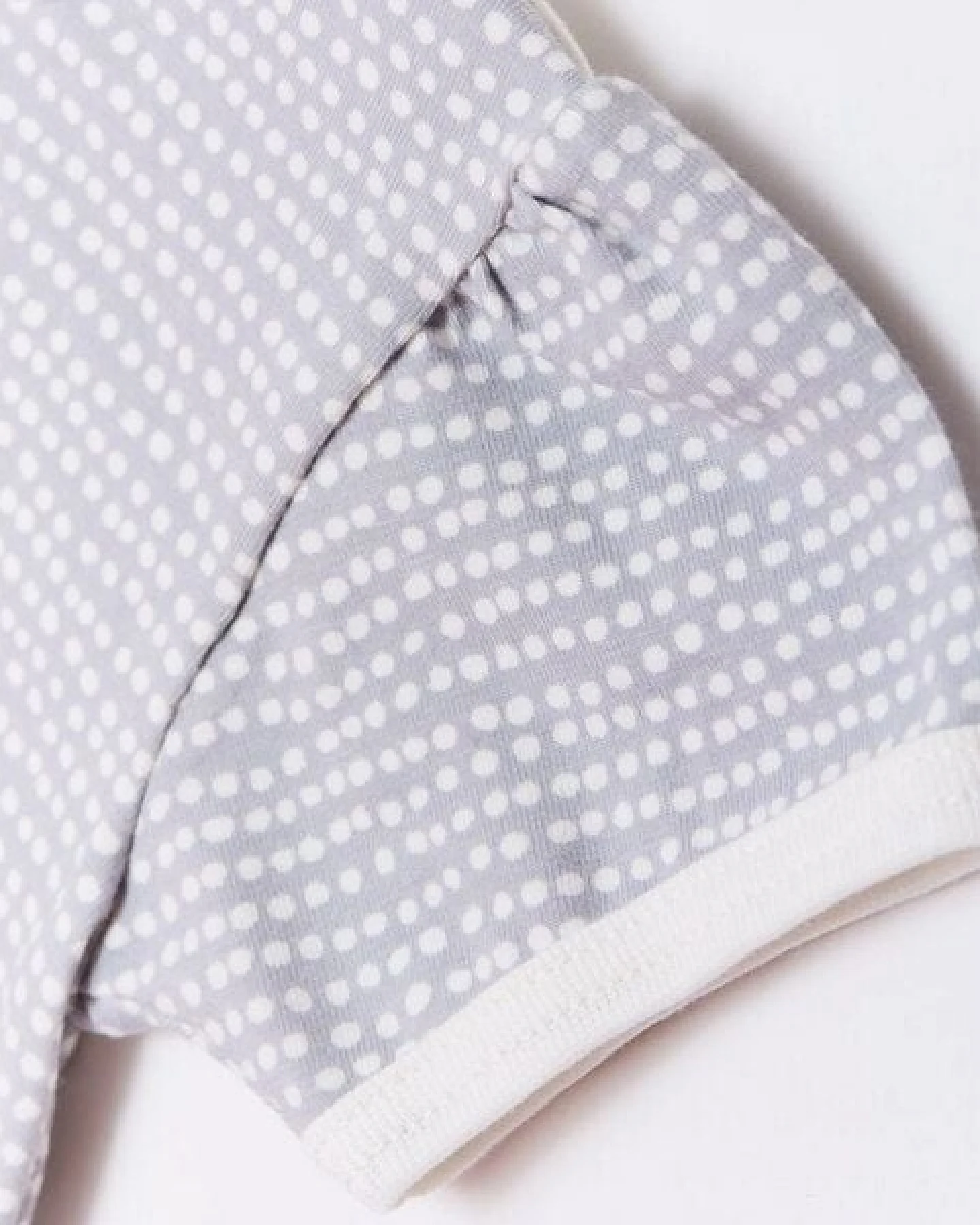 Cheeky Apple Mädchen Kurzarm-Spieler aus Bio-Baumwolle "Baby Basic Dotted Lines" Grau/Weiß – Ansicht 2