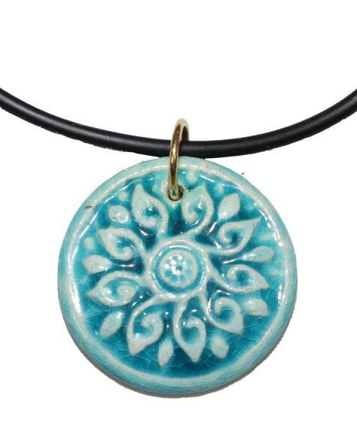 Schönes aus Indochina Schmuck aus Keramik, Anhänger Blume und Fächer am Kautschukcollier