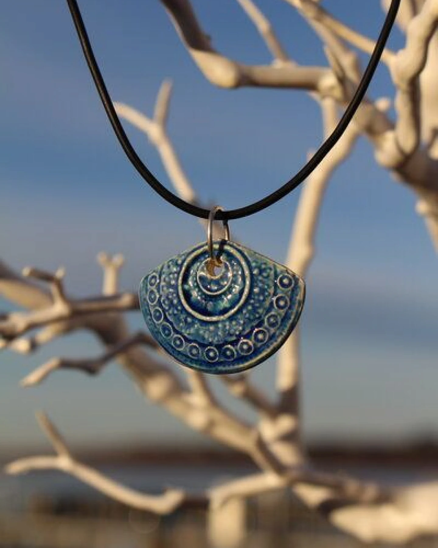 Schönes aus Indochina Schmuck aus Keramik, Anhänger Blume und Fächer am Kautschukcollier – Ansicht 2