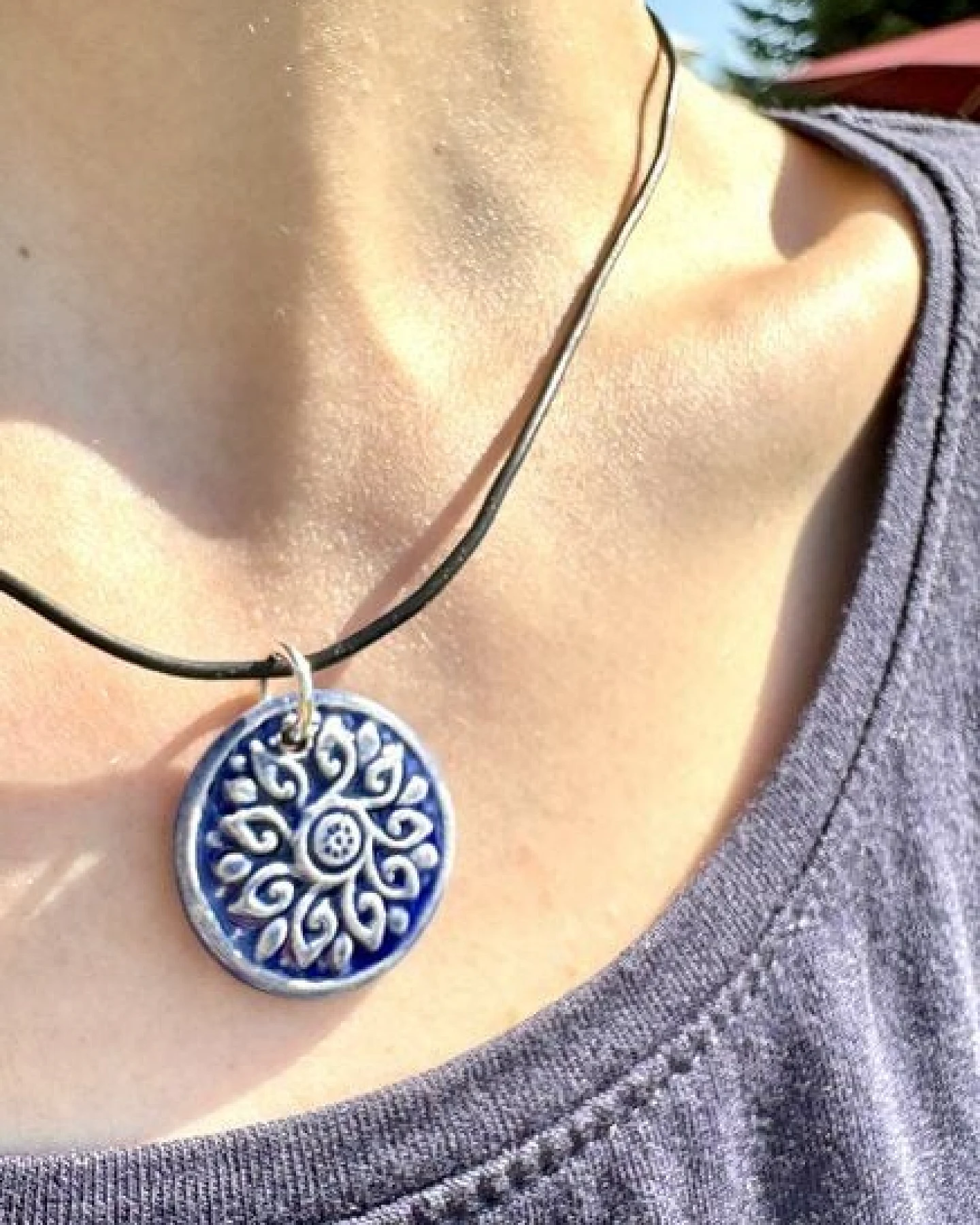 Schönes aus Indochina Schmuck aus Keramik, Anhänger Blume und Fächer am Kautschukcollier – Ansicht 3
