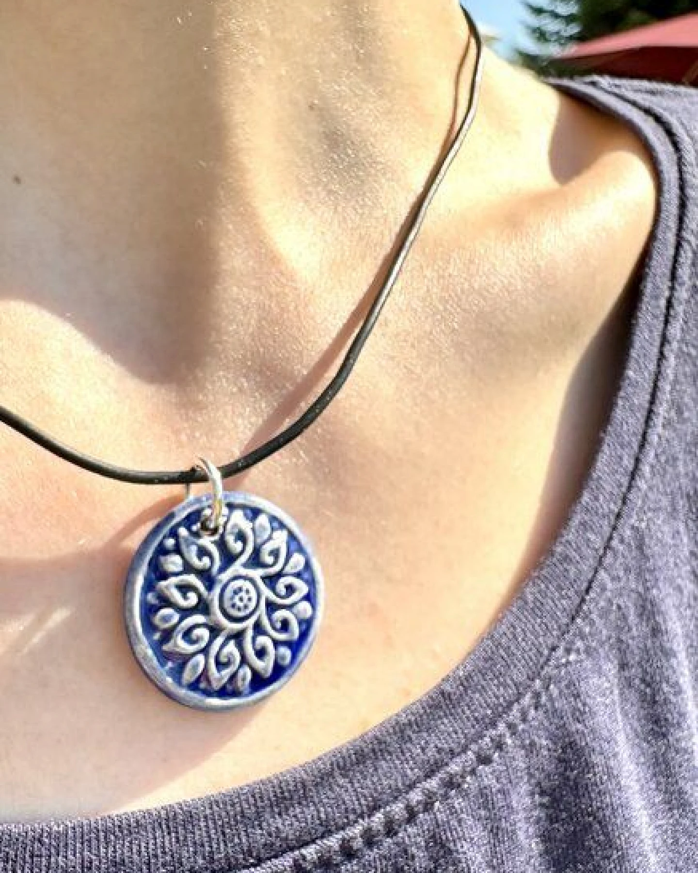 Schönes aus Indochina Schmuck aus Keramik, Anhänger Blume und Fächer am Kautschukcollier – Ansicht 3