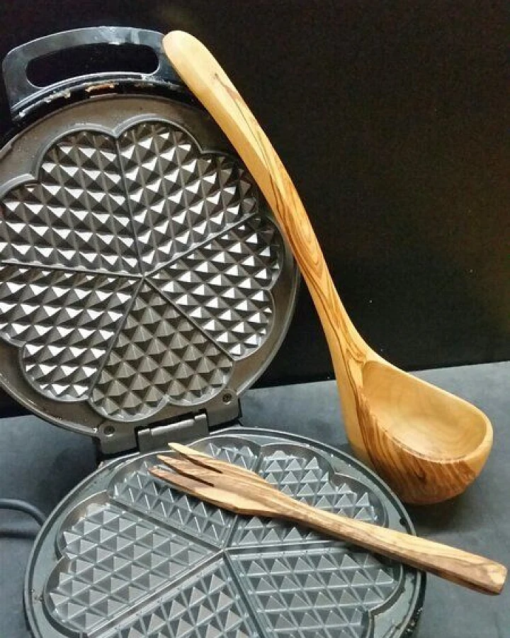 Olivenholz erleben Zum Waffelbacken: Kelle für den Teig und Gabel zum Herausnehmen