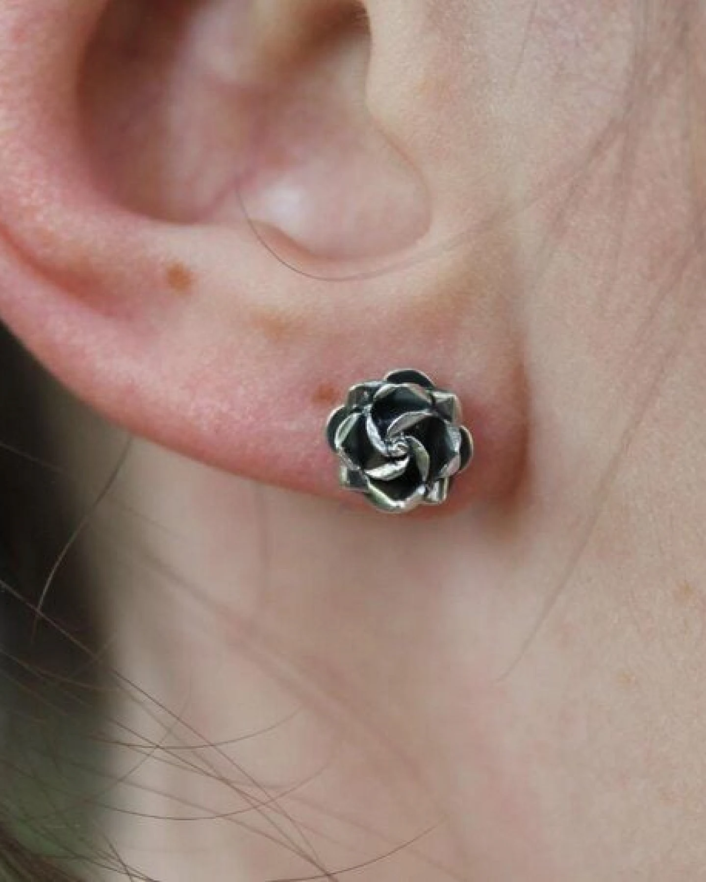 pakilia Silber Ohrstecker Mini Rose Fair-Trade und handmade – Ansicht 3