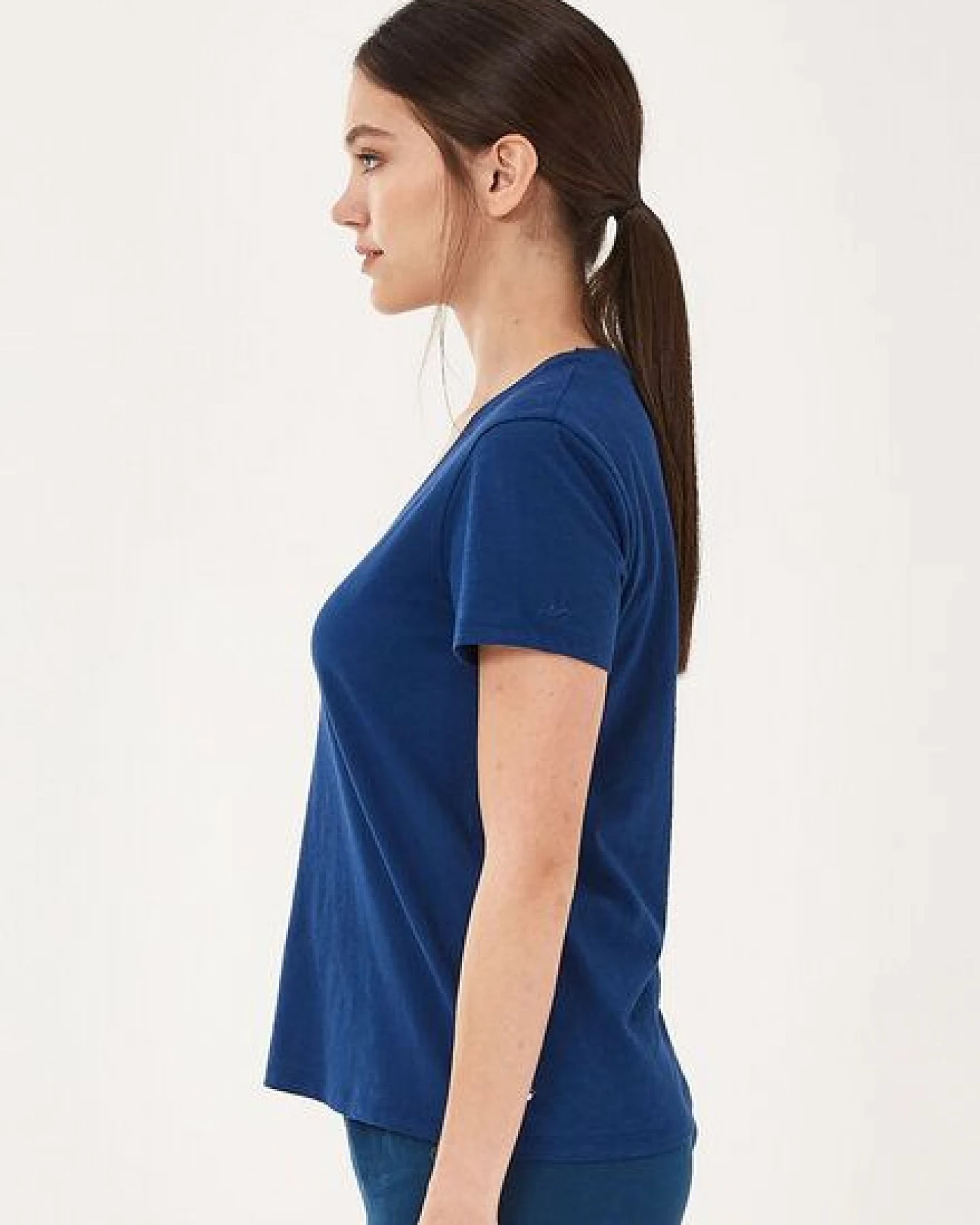 ORGANICATION Basic T-Shirt aus Bio-Baumwolle mit V-Ausschnitt – Ansicht 3