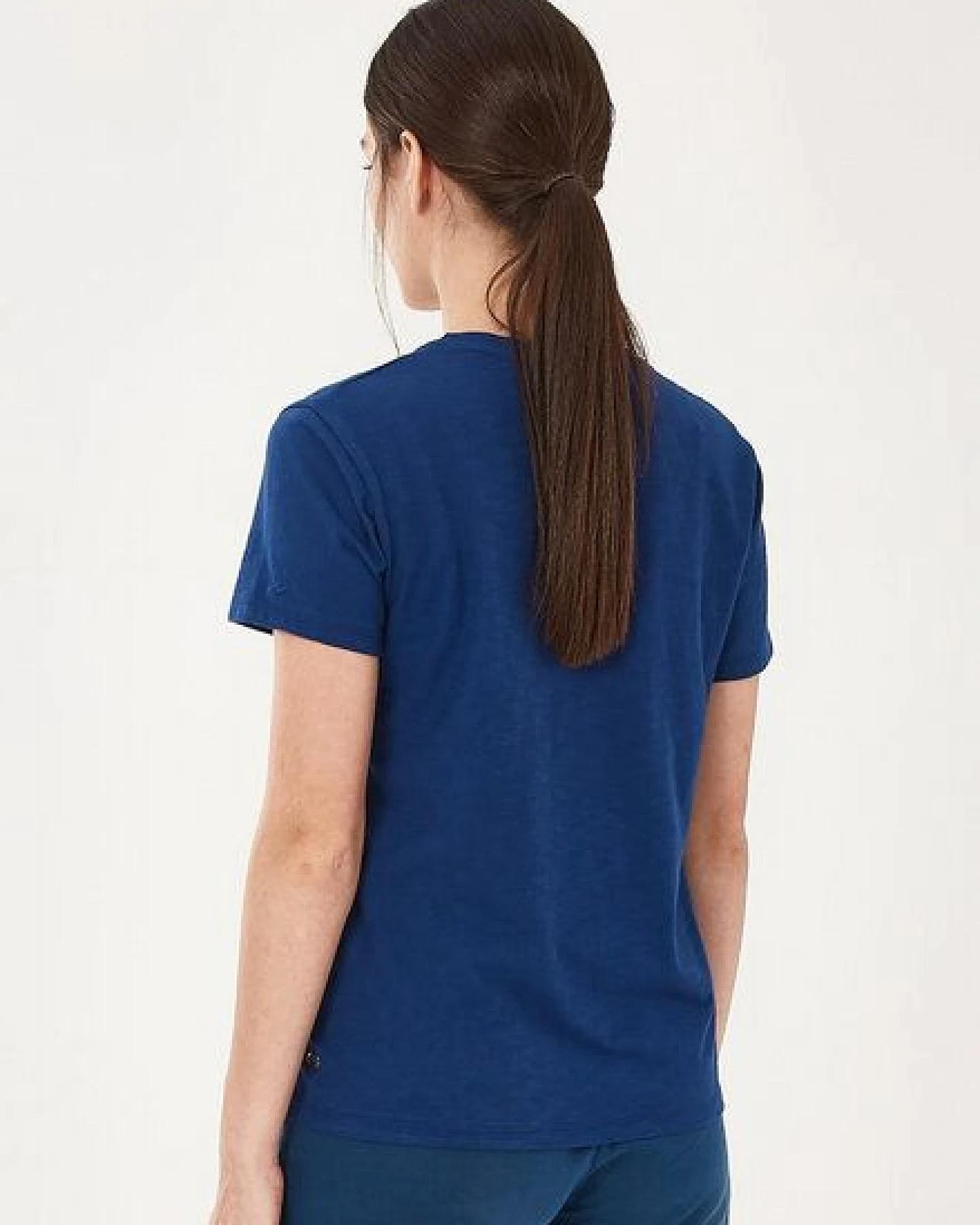ORGANICATION Basic T-Shirt aus Bio-Baumwolle mit V-Ausschnitt – Ansicht 4