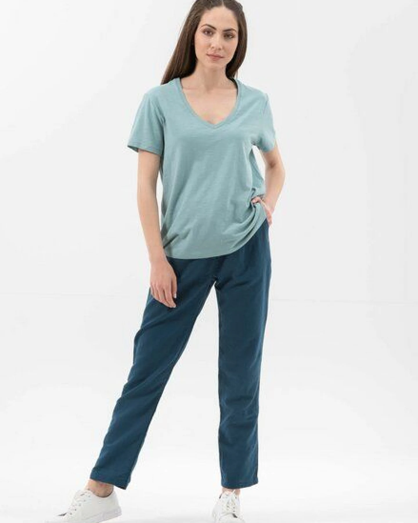 ORGANICATION Basic T-Shirt aus Bio-Baumwolle mit V-Ausschnitt – Ansicht 2